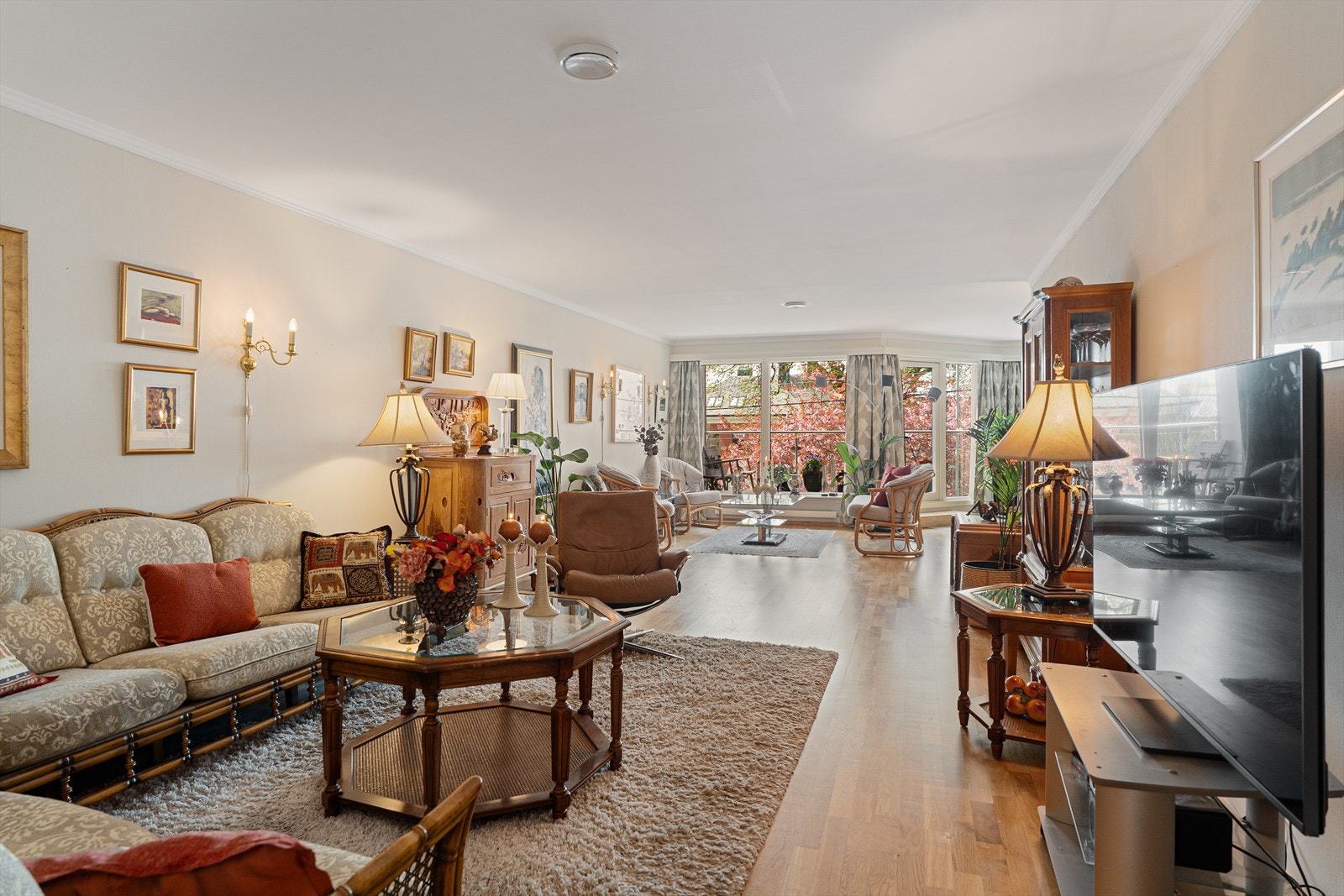 Stuen er veldig romslig med god plass til sofagruppe og spisebord. Galleribilde