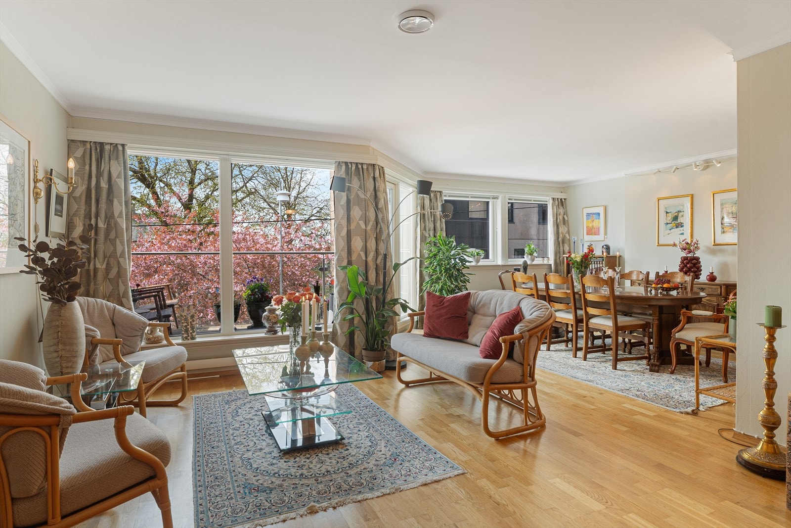 Utgang fra stuen til vestvendt terrasse med utsyn mot kirken og grøntområde. Galleribilde