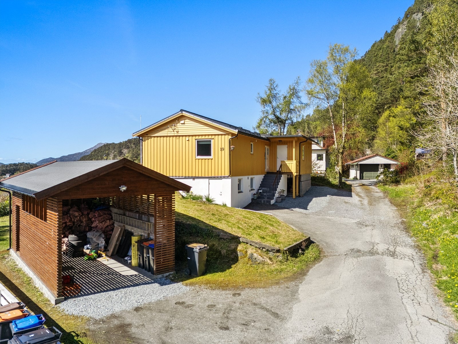 Eiendommen har en stor garasje fra 2018 med god plass til bobil, samt installert elbillader. Galleribilde