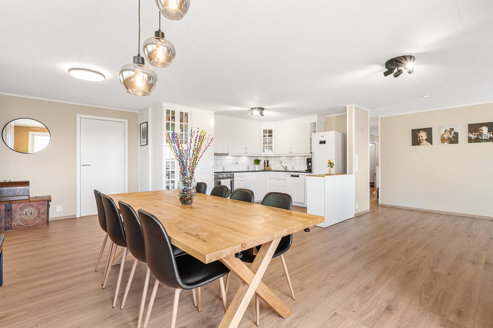 Kjøkkeninnredning fra 2014 med profilerte fronter og laminatbenkeplate. Galleribilde