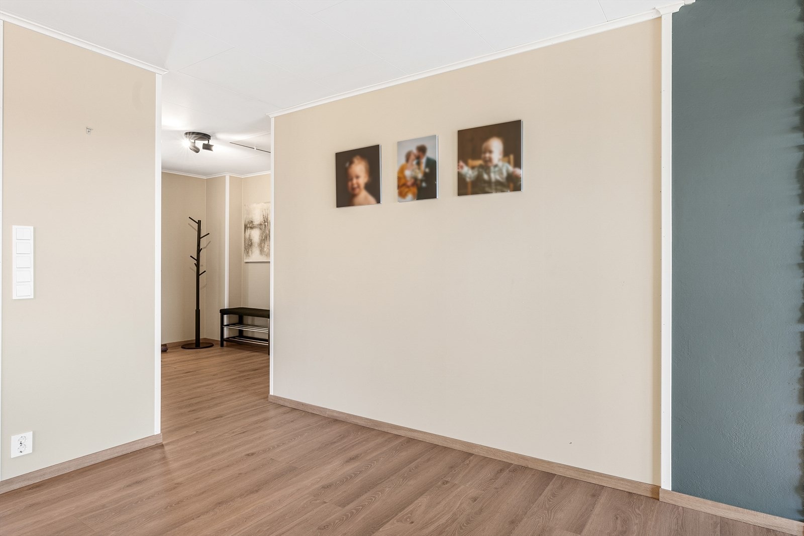 Overflatene i hovedetasjen, inkludert vegger og gulv, ble fornyet i 2023. Galleribilde