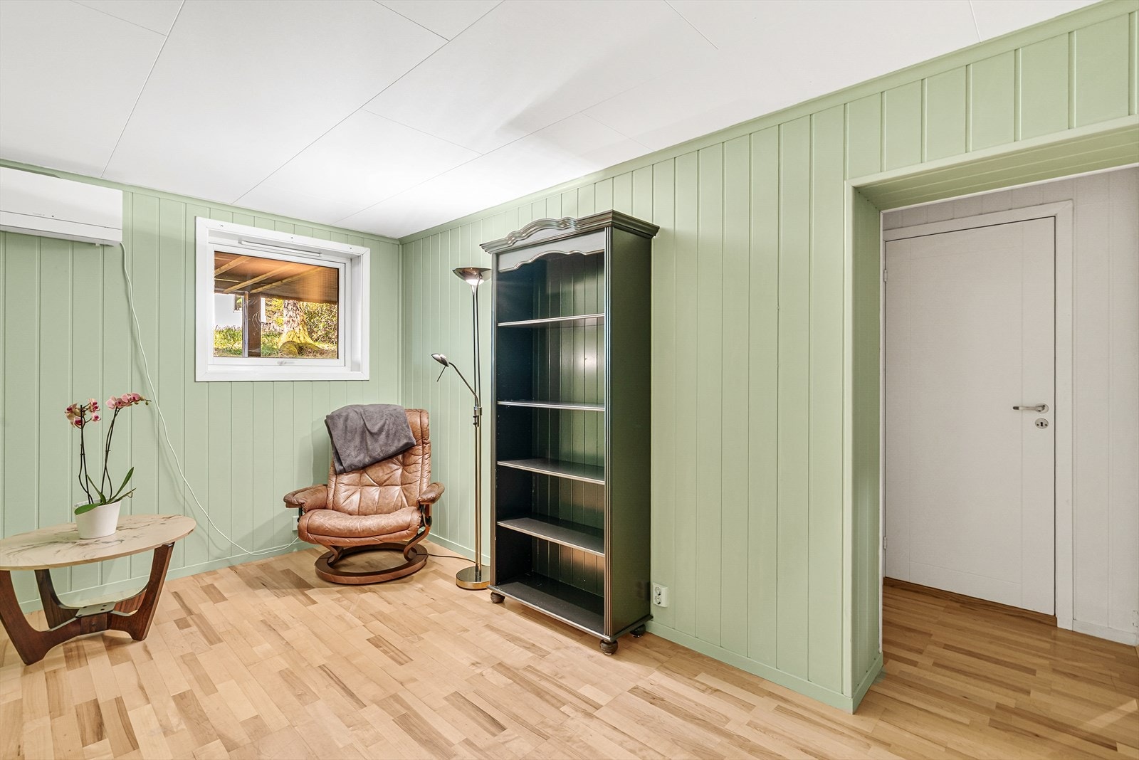 Innredet rom i kjelleren med laminatgulv og varmekabler. Galleribilde