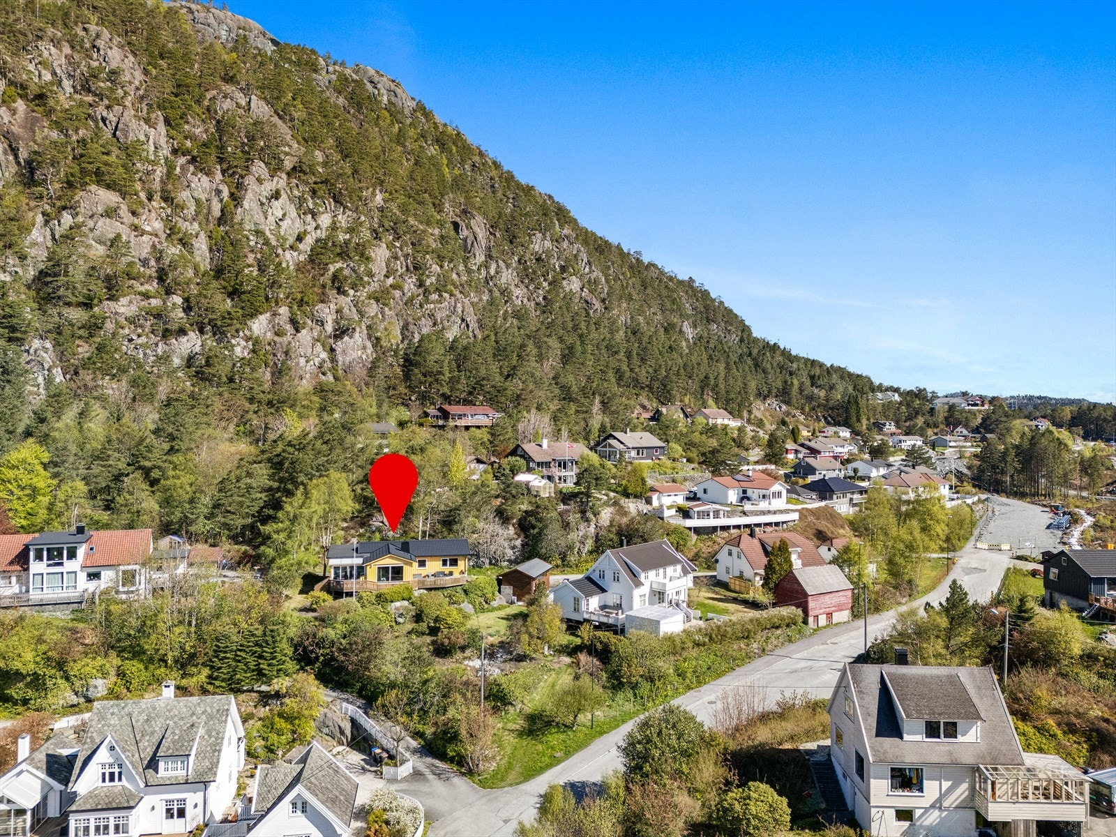 Boligen ligger i et etablert og rolig nabolag, hovedsakelig bestående av eneboliger. Galleribilde