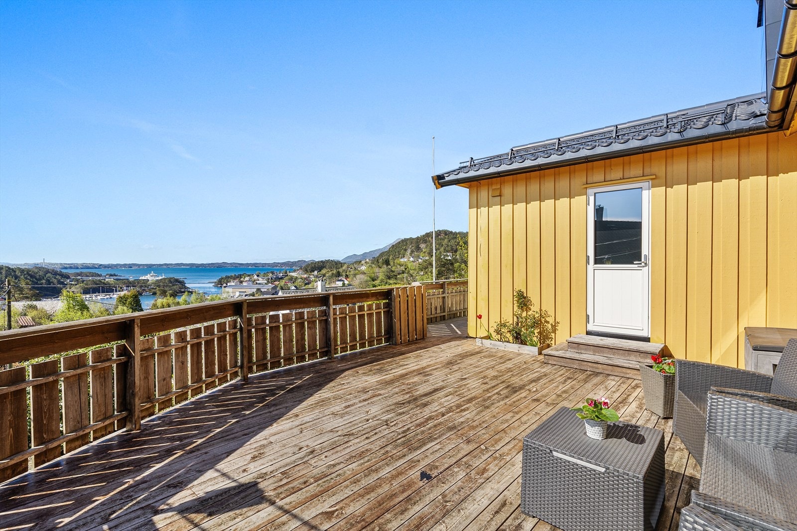 Stor, sørvendt terrasse på 47 m² med gode solforhold og utgang fra stuen. Galleribilde