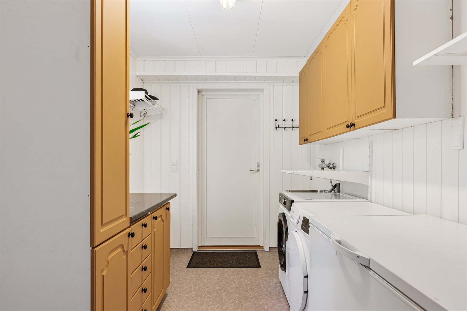 Praktisk vaskerom med egen inngang, opplegg for vaskemaskin og utslagsvask. Galleribilde