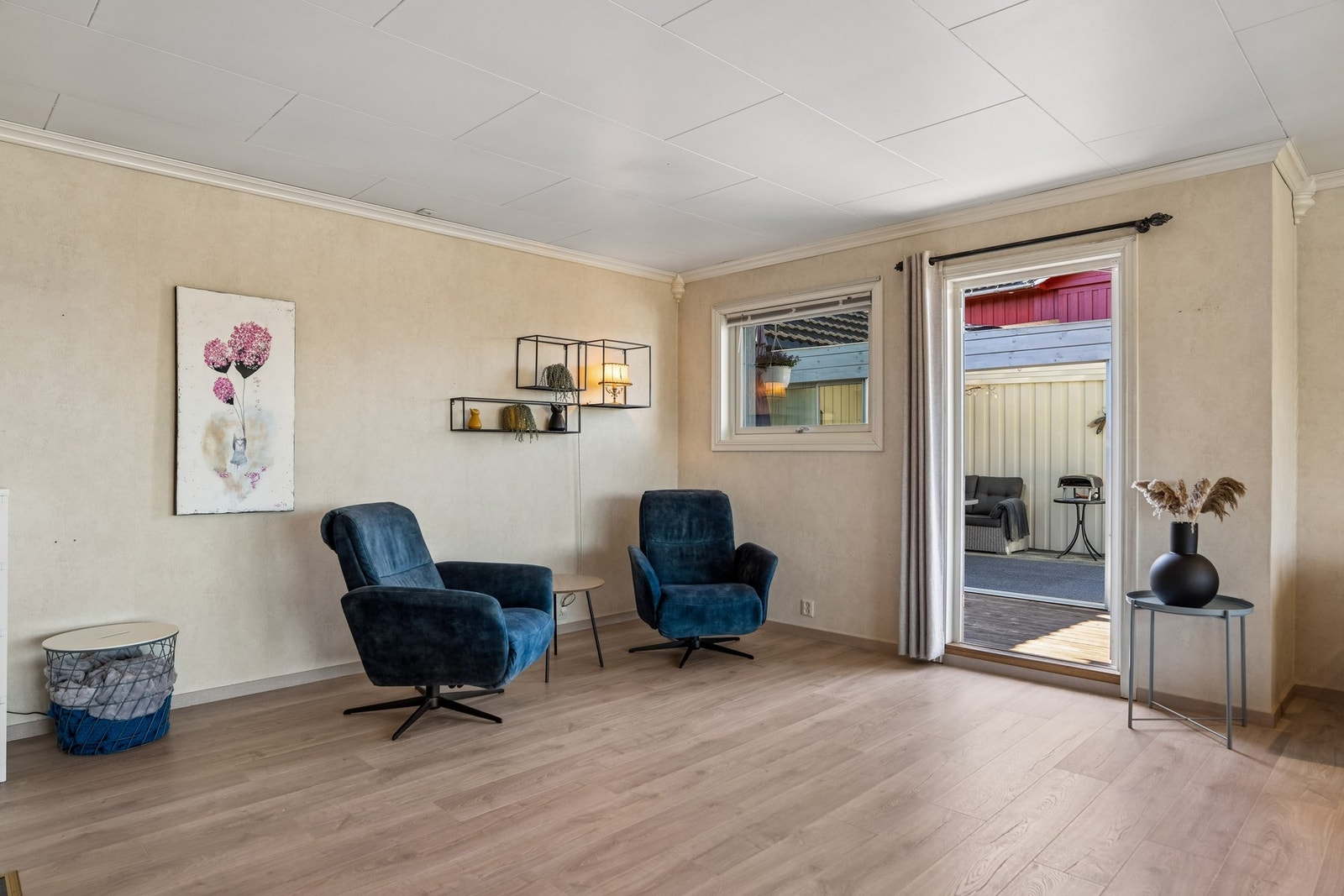 Stuen har en fin og sosial utforming med god plass til både sofagruppe og spisebord. Galleribilde