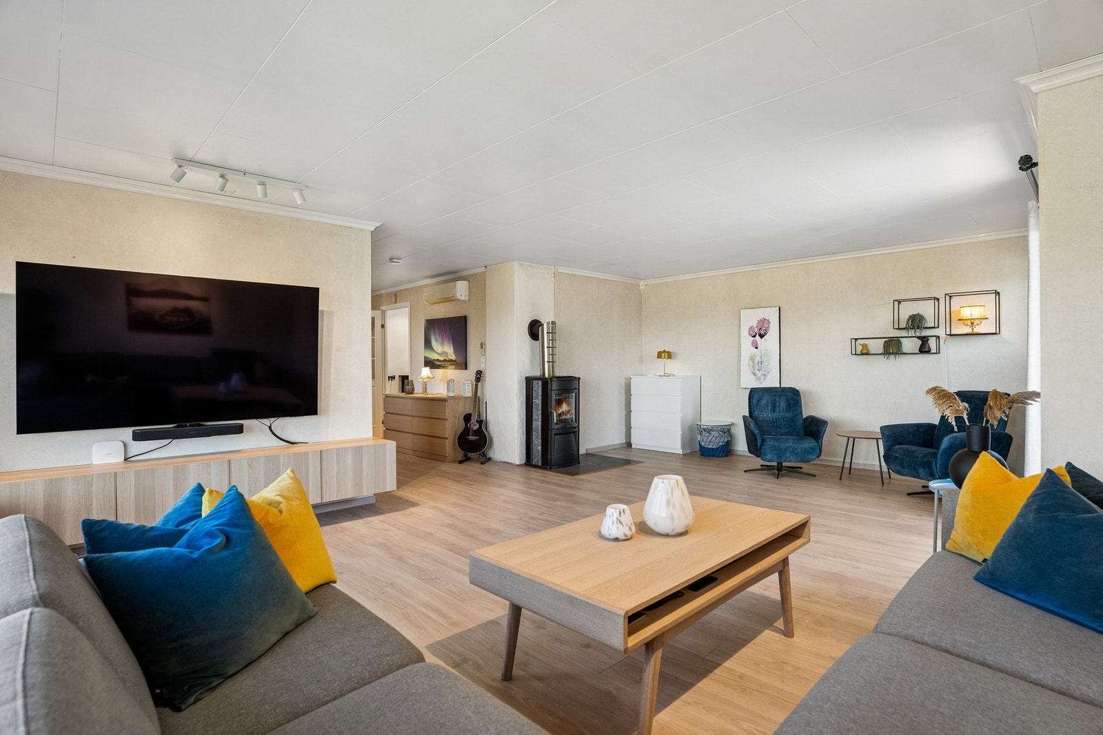 Lys og romslig stue med store vindusflater som slipper inn rikelig med naturlig lys. Galleribilde