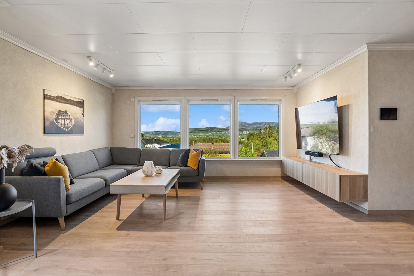 Fra stuen er det flott utsikt mot nærområdet og direkte utgang til terrasse med gode solforhold. Galleribilde