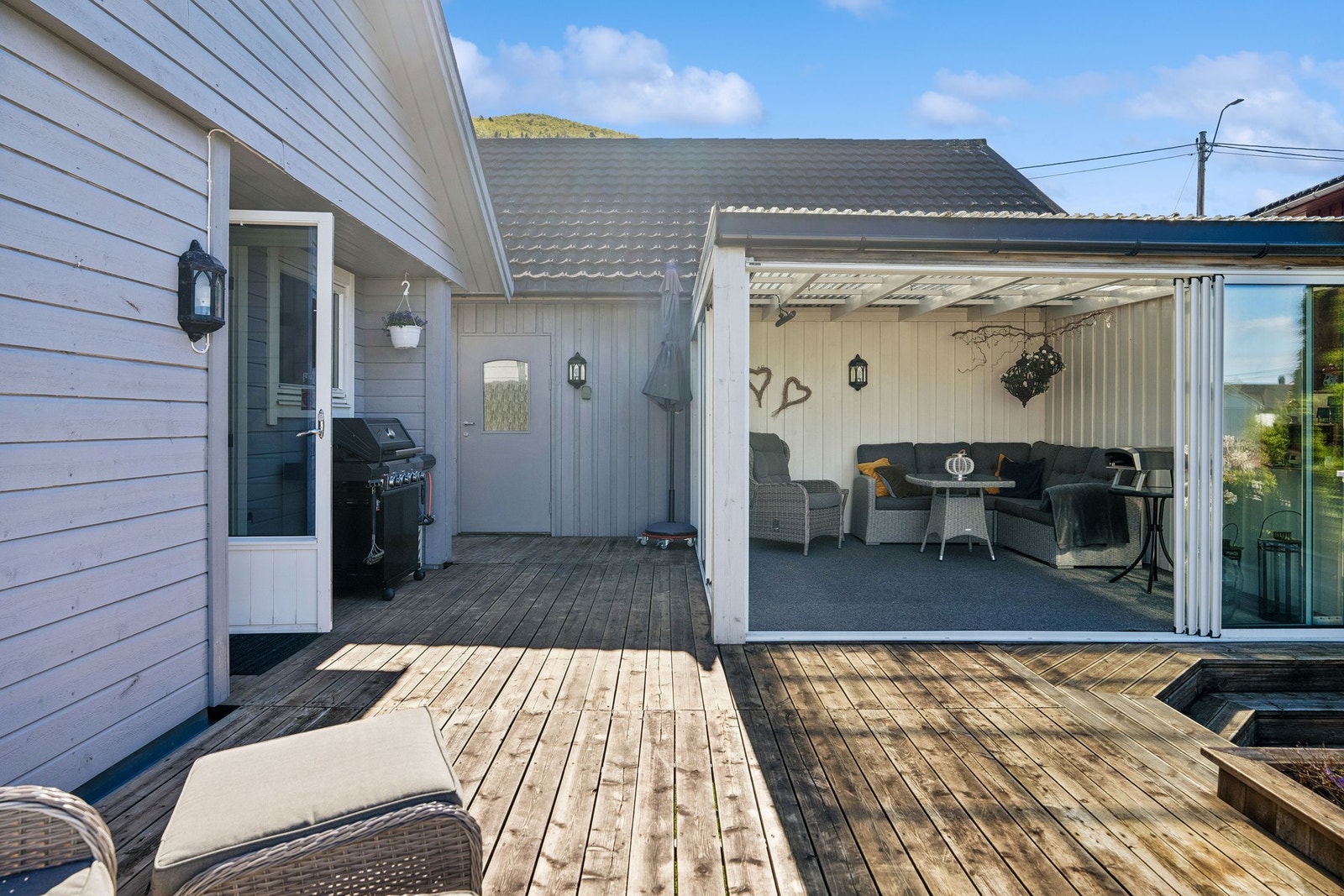 Sør-østvendt terrasse med gode solforhold og fin plass til utemøbler og grillområde. Galleribilde