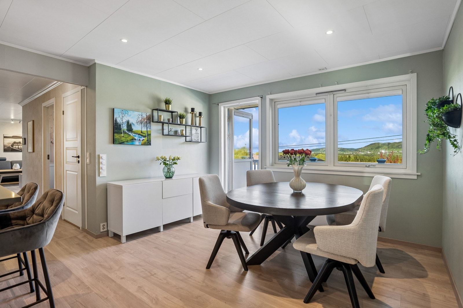 Fra kjøkkenet er det enkel adkomst til uteplass og terrasse. Galleribilde