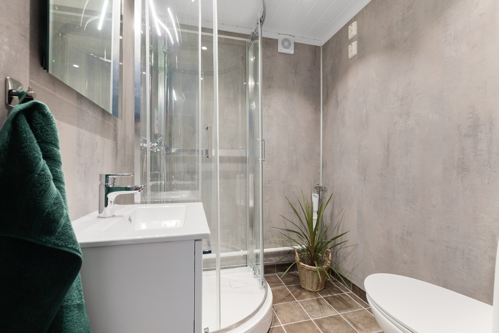 Badet i hovedhuset ble utvidet og oppgradert i 2026, med våtromsplater på vegg og fliser på gulv. Galleribilde