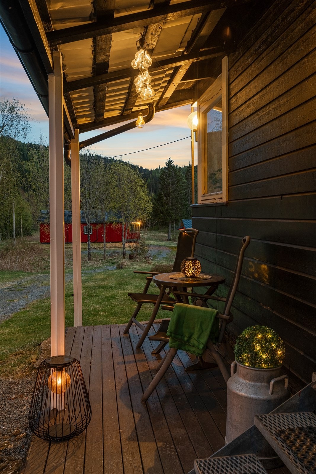 Detaljer fra det overbygde inngangspartiet. Galleribilde