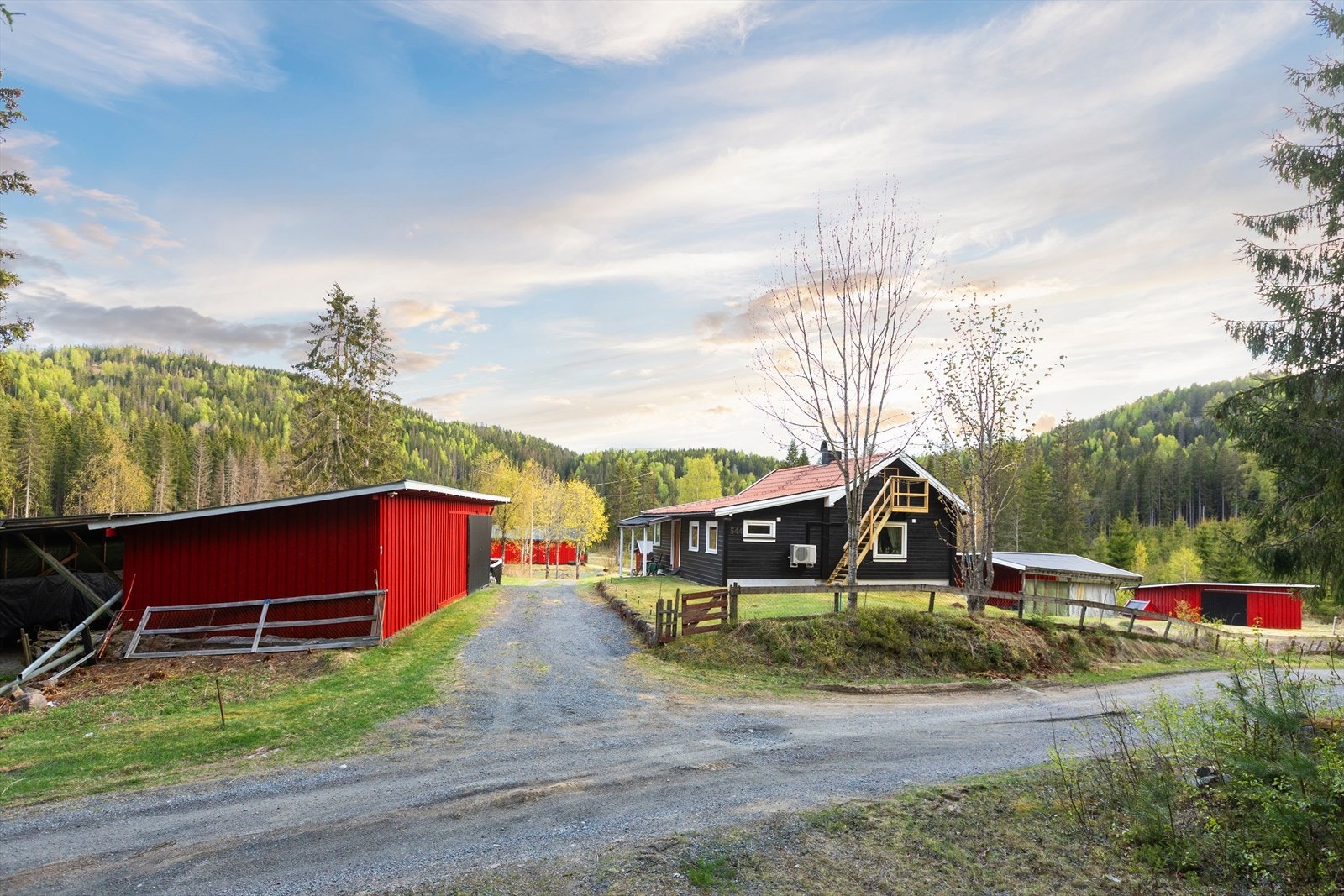 En sjelden mulighet: Landbrukseiendom med to eneboliger, garasje og tre uthus på en tomt på over 27 mål. Galleribilde