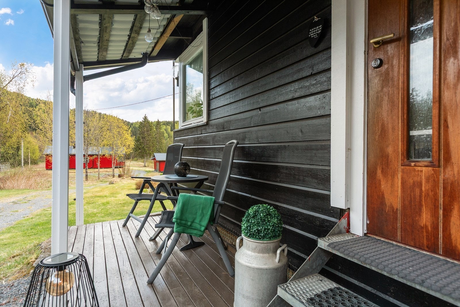 Overbygget inngangsparti ved hovedhuset. Galleribilde