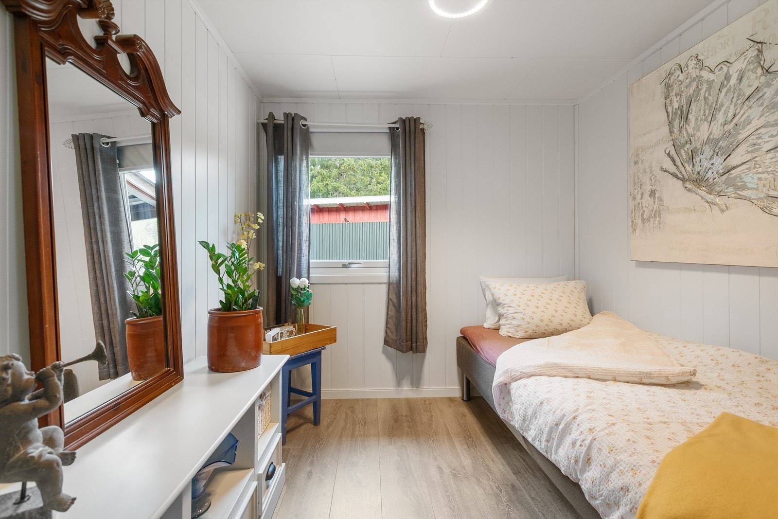 Det andre soverommet i hovedhuset, også pusset opp i 2023. Galleribilde
