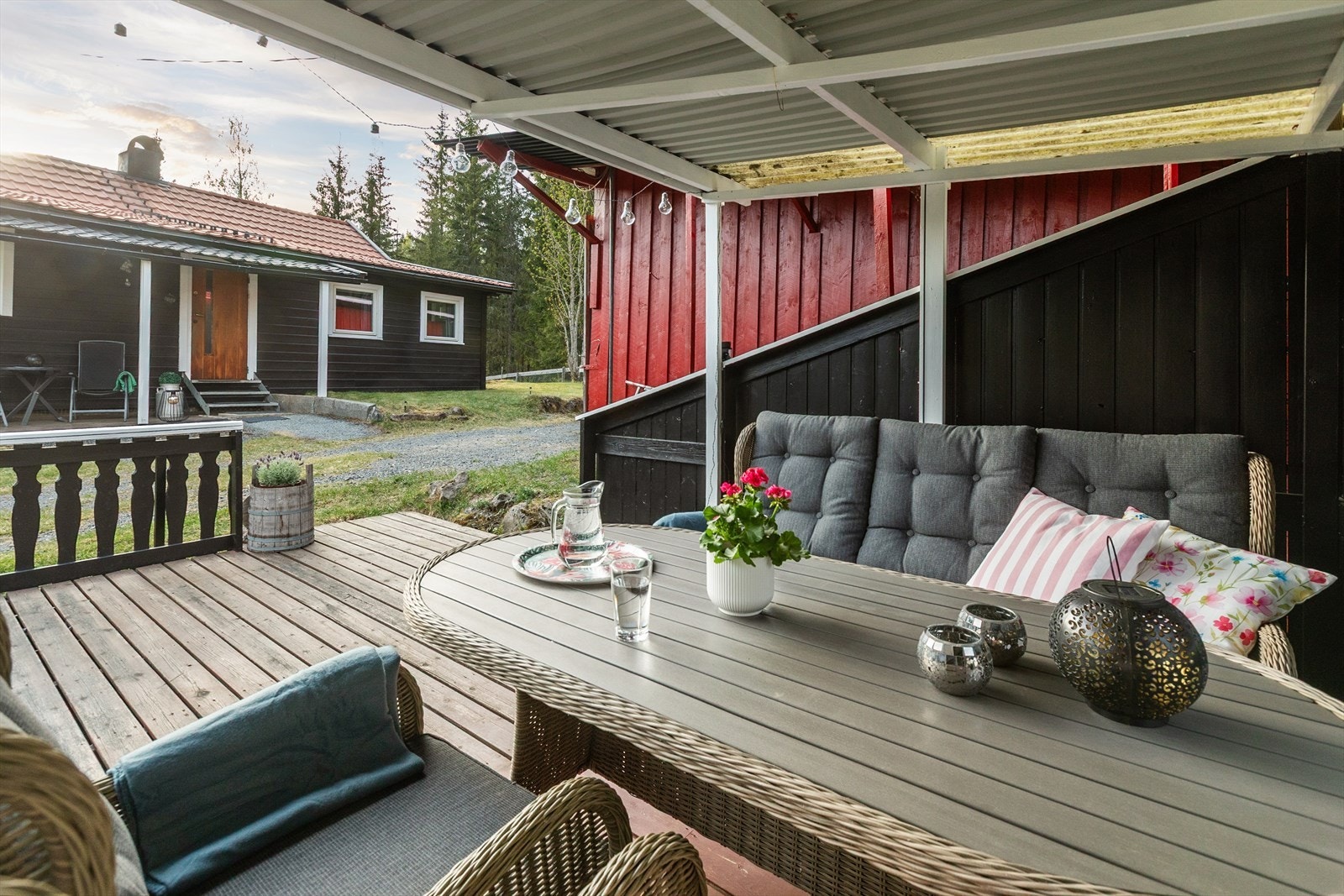Uteplassen ved hovedhuset er et perfekt samlingspunkt. Galleribilde