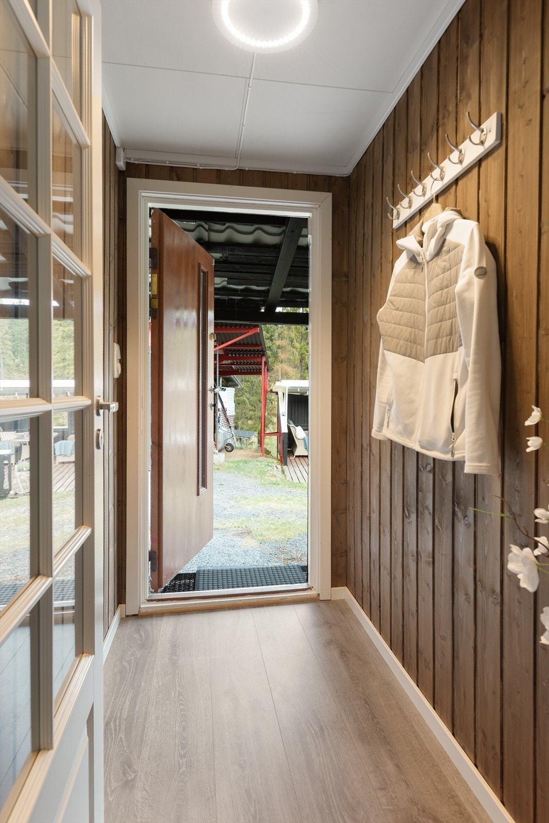 Entréen i hovedhuset. Gangen ble pusset opp i 2023. Galleribilde