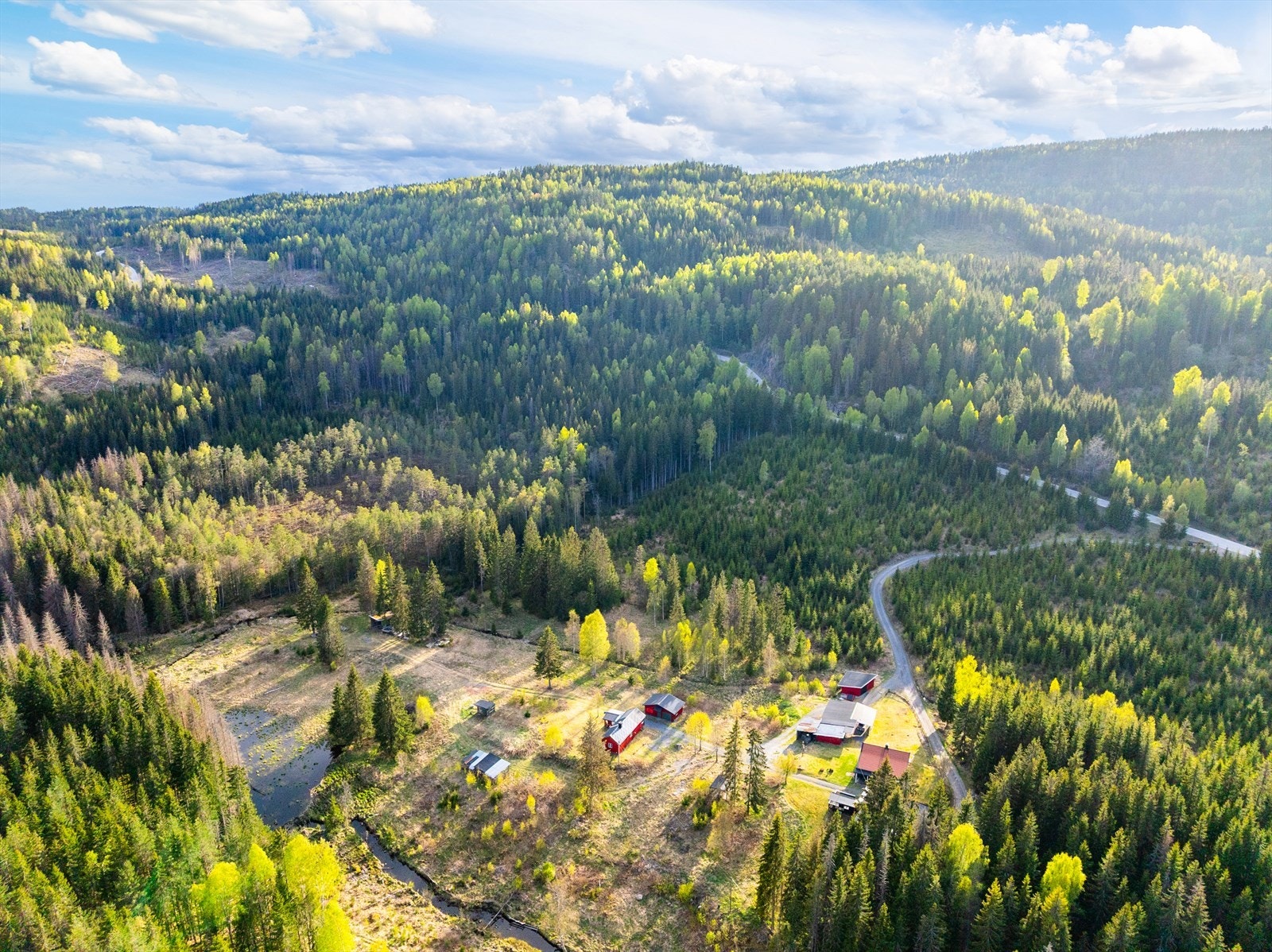 Eiendommen er omkranset av skog og har en privat og tilbaketrukket beliggenhet. Galleribilde