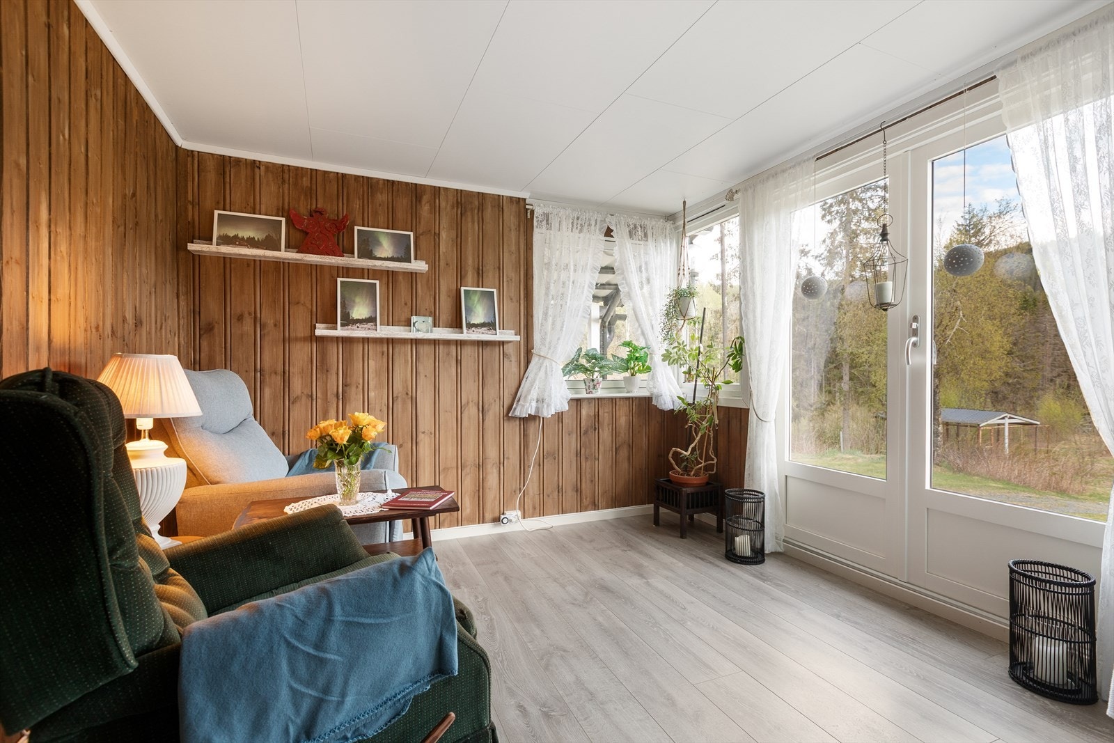 Den andre stuen har ny terrassedør med utgang til tomten. Galleribilde