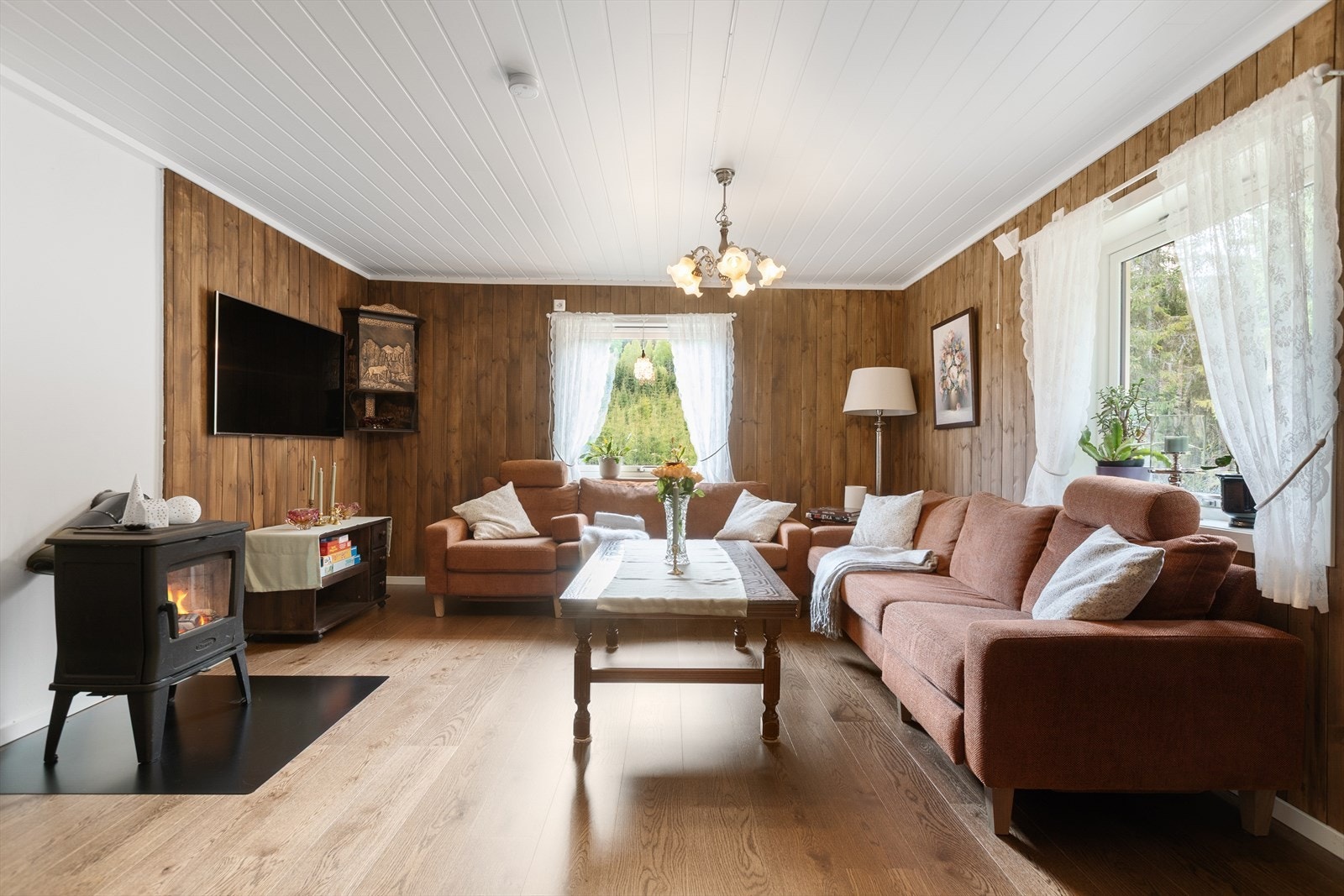 Stuen er et lunt rom med ildsted. Rommet ble pusset opp i 2026. Galleribilde