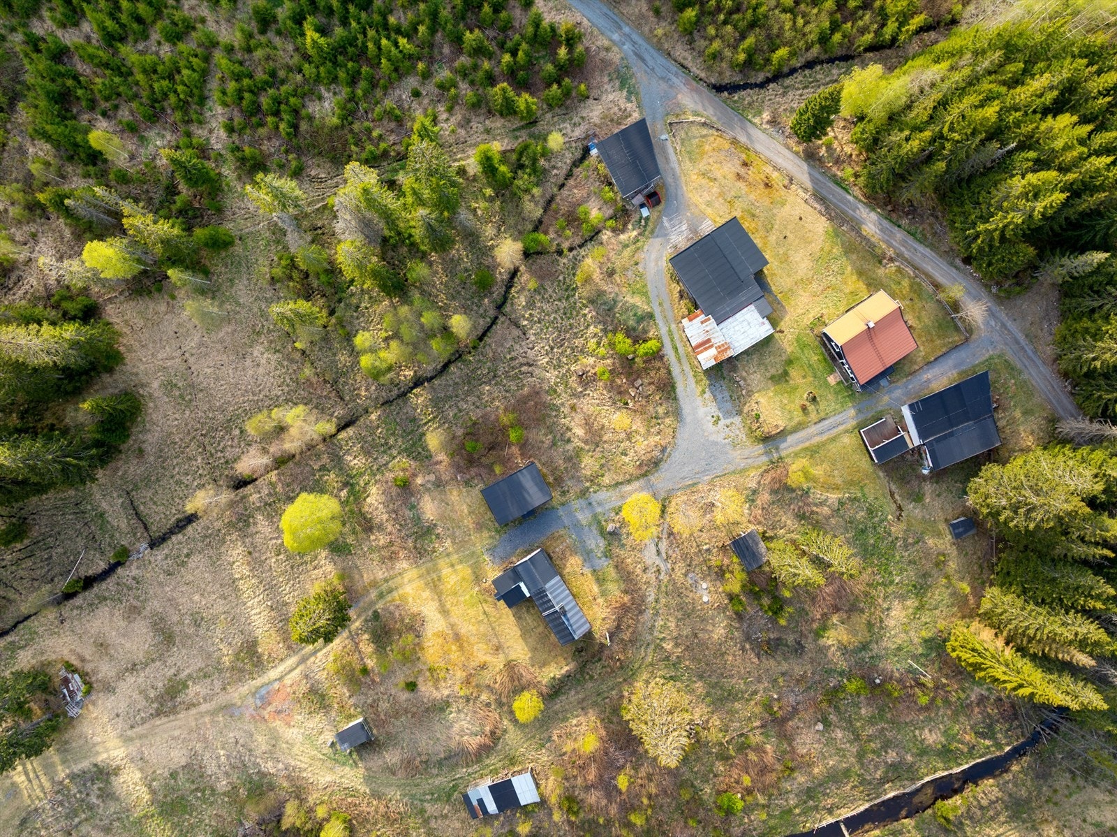 Et fugleperspektiv av den store og innholdsrike eiendommen. Galleribilde