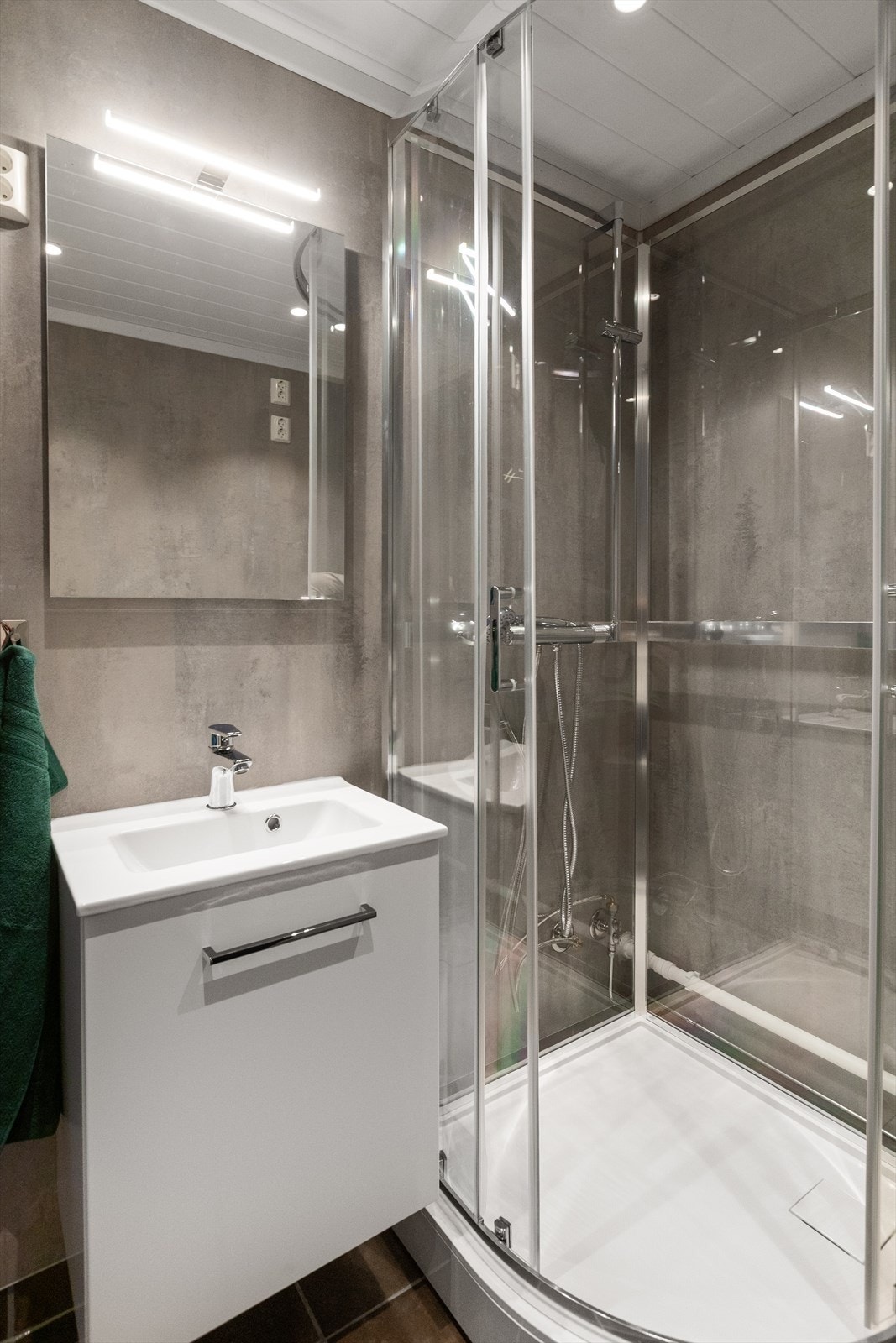 Badet er innredet med servant med underskap og speil med belysning. Alt av rør og inventar er montert av rørlegger. Galleribilde