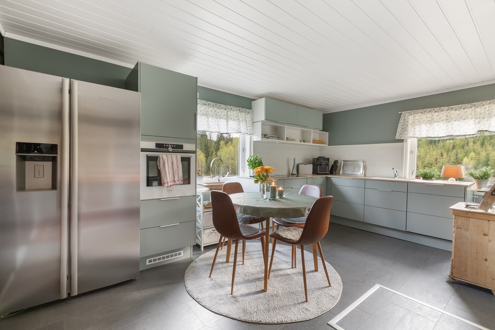 Kjøkkenet i hovedhuset er nytt fra 2026, med slette fronter og laminert benkeplate. Galleribilde