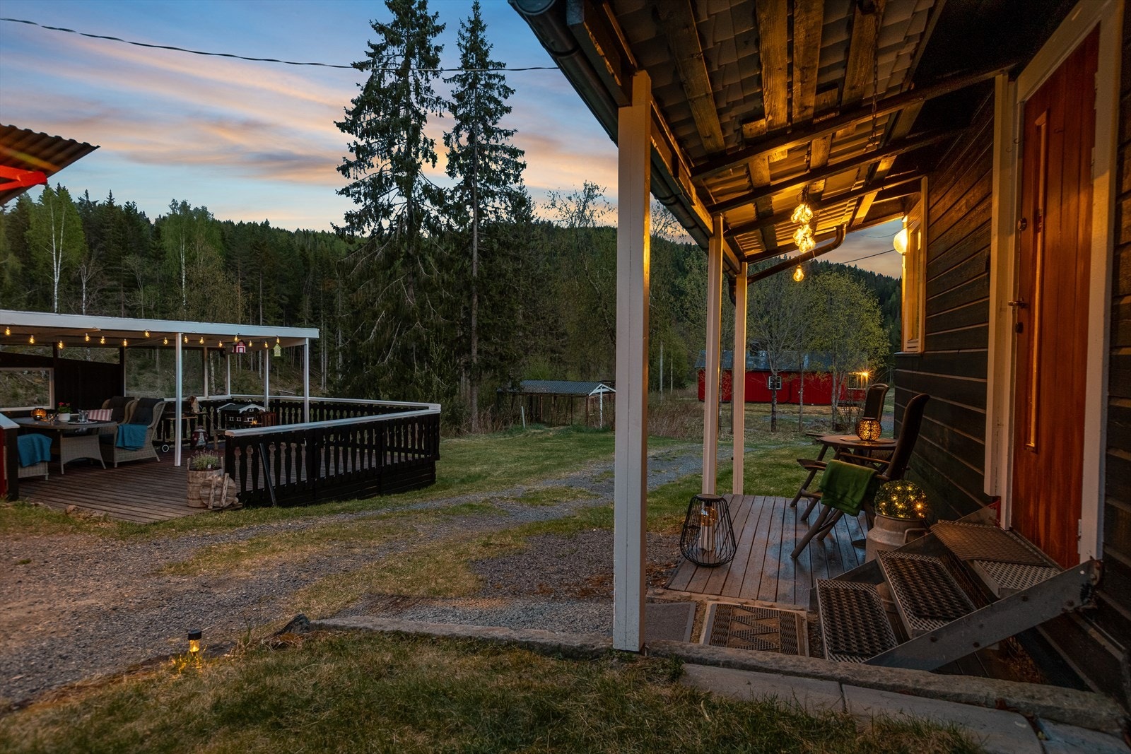 Gårdsplassen som binder de to boligene og uteplassene sammen. Galleribilde