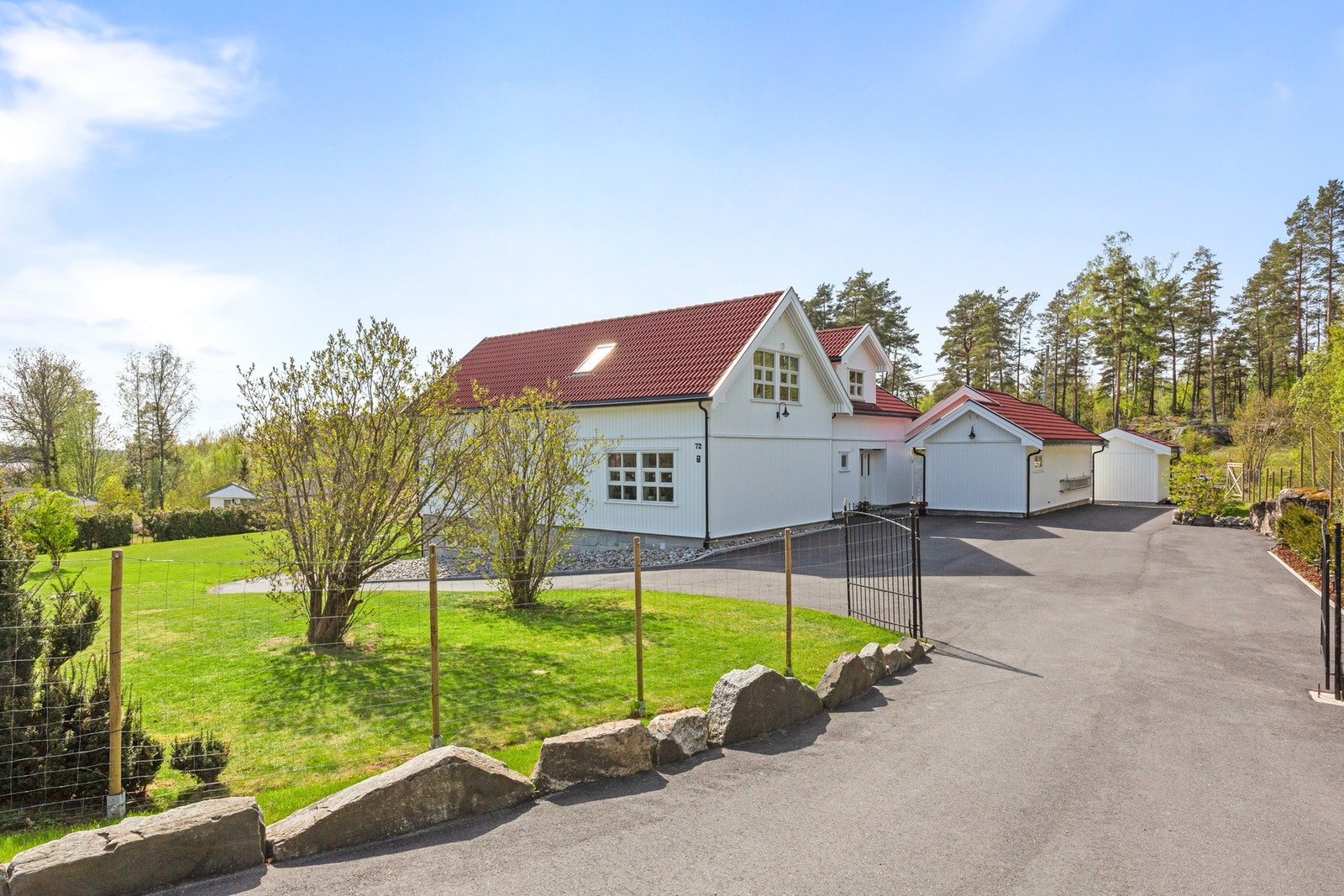 Innkjøring og gårdsplass Galleribilde