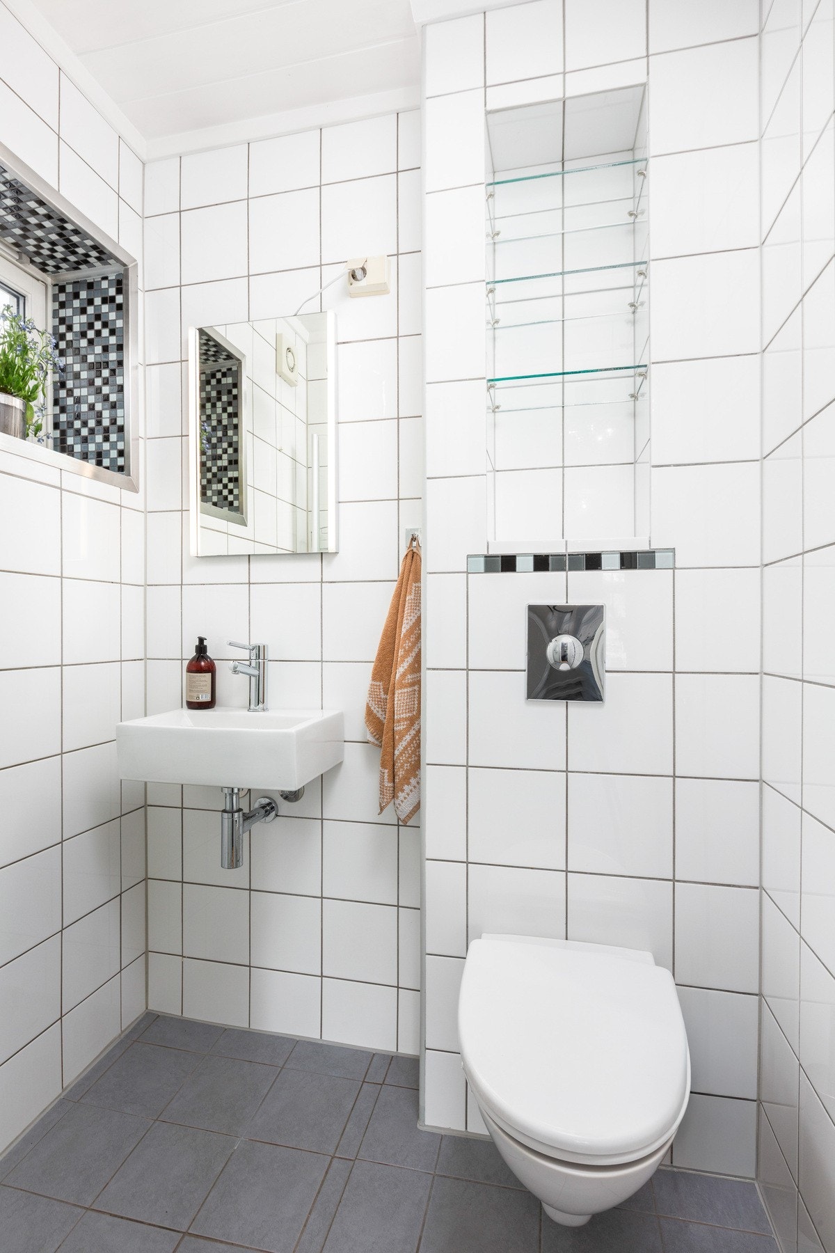WC med dusj ligger ved entreen Galleribilde