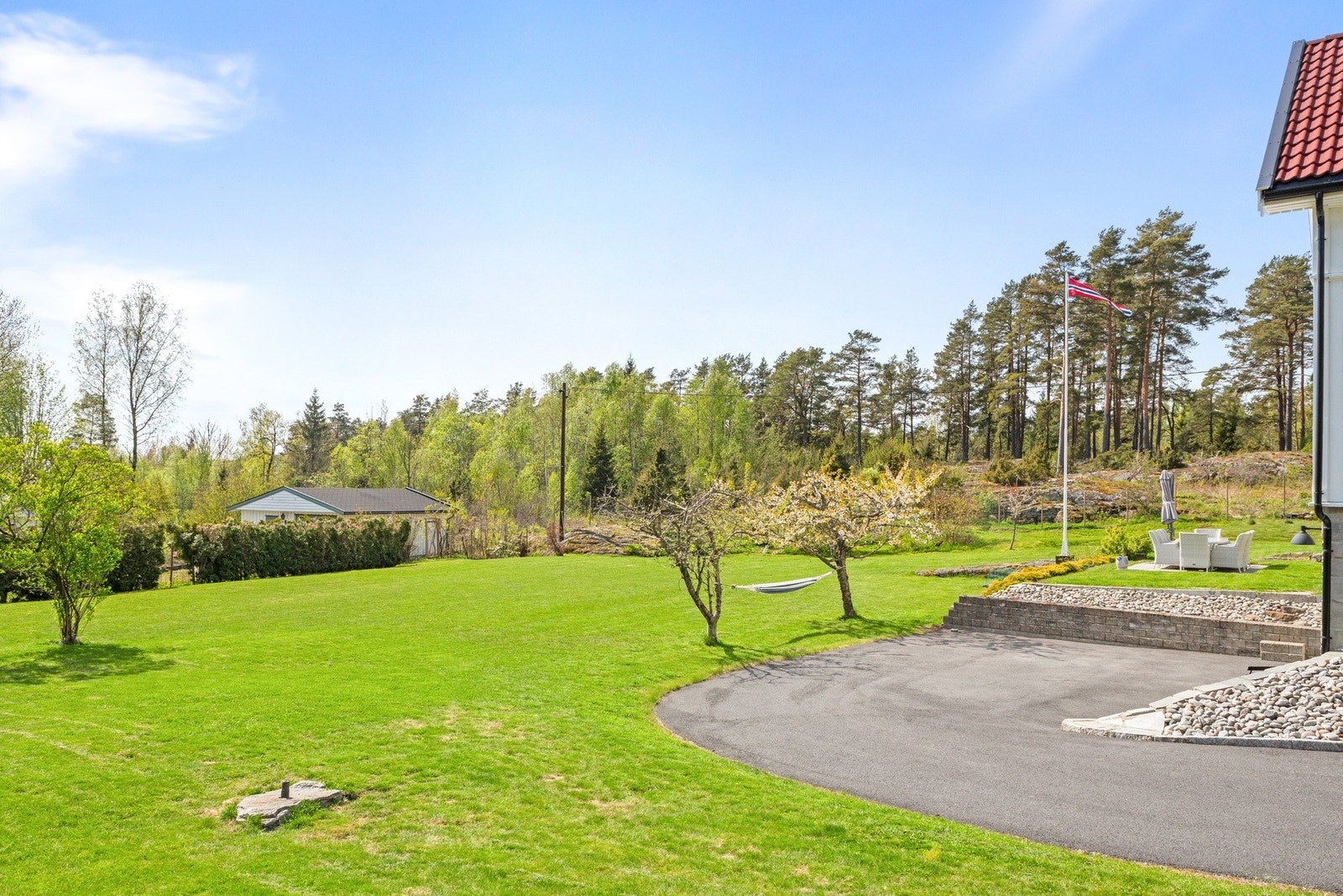Her kan man øve på nærspillet i golf, eller blåse i gang en fotballkamp Galleribilde