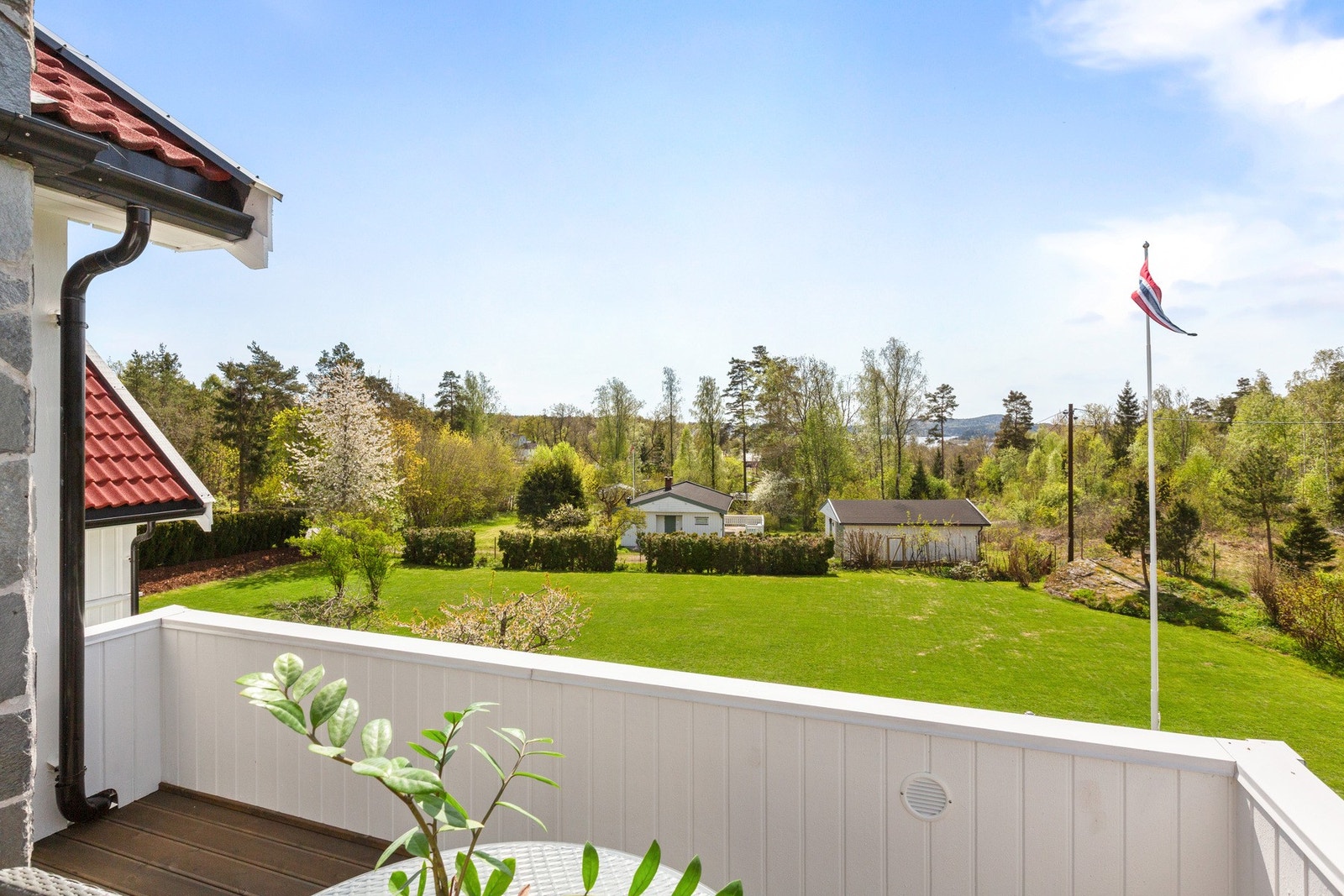 Veranda ut fra stuen i annen etasje. Herfra skimter man sjøen Galleribilde
