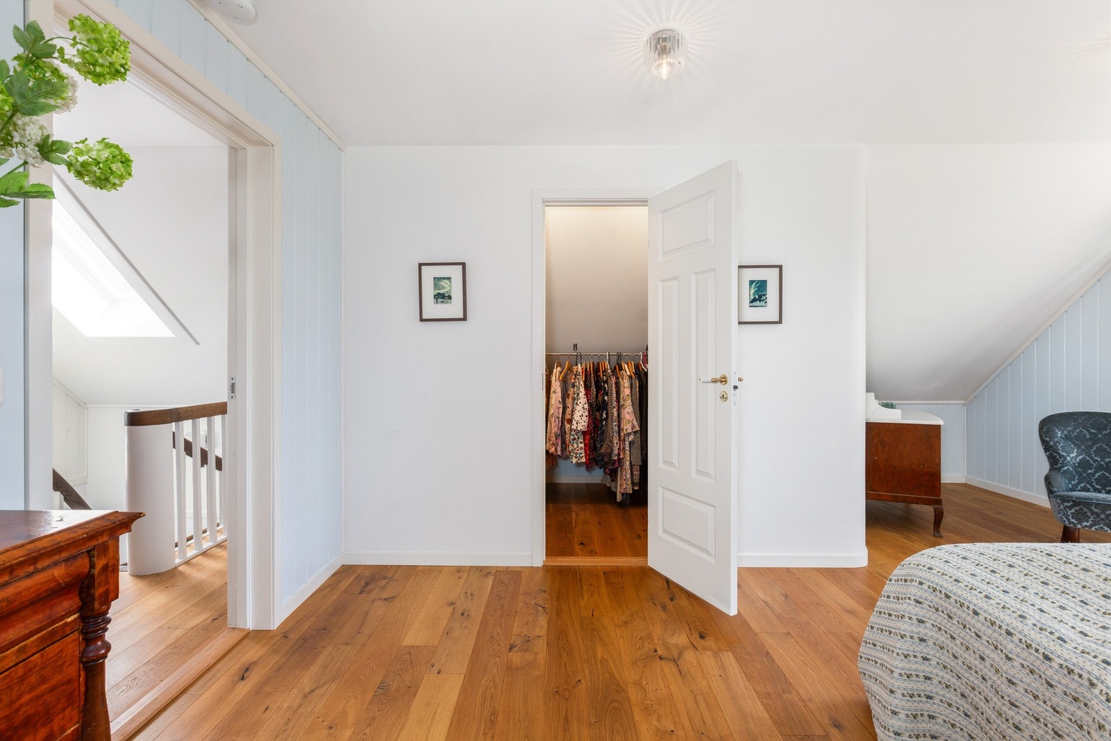 med egen walk-in garderobe Galleribilde