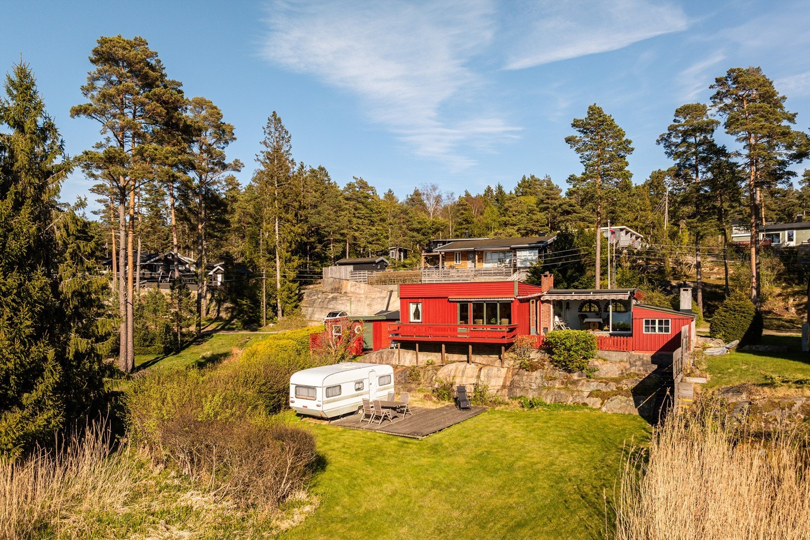 Hyttas opprinnelige del ble oppført rundt 1970 på et naturlig høydedrag, midt på tomtens ca. 580 festede kvadratmeter. Galleribilde