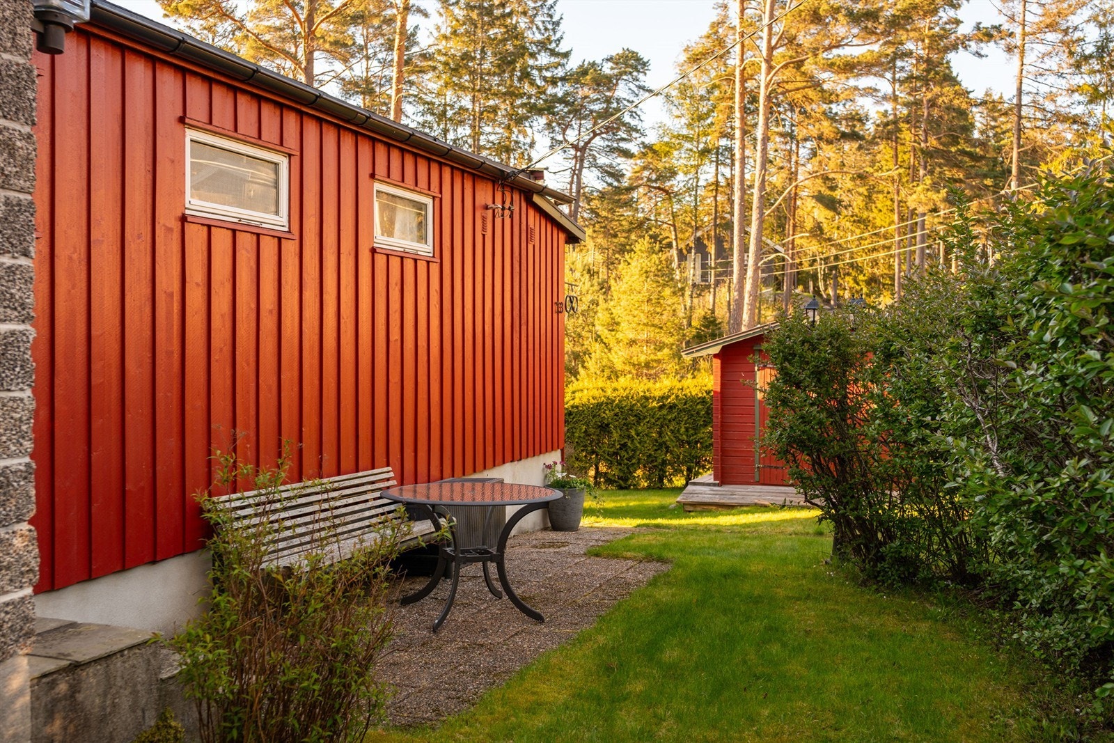 Utover dagen er det sval skygge å oppdrive langs østveggen mellom inngangspartiene. Galleribilde