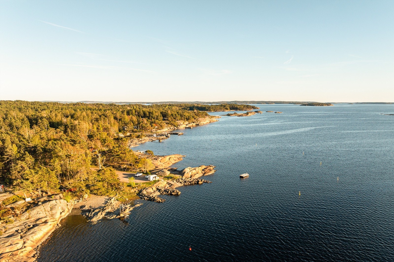 Langs Torsneslandet er det flere fine badeplasser. Humlekjærstranda er sommerstid tilrettelagt med både badestige, flåte og stupebrett. Galleribilde