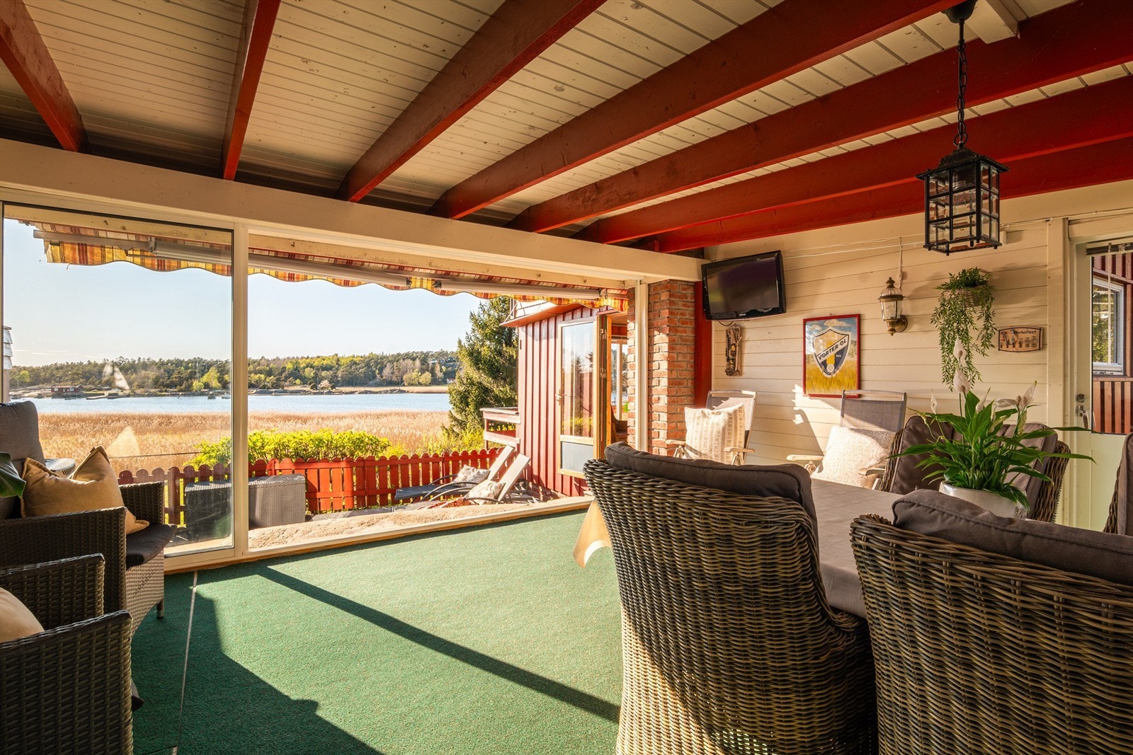 Verandaen har et betydelig ekstra areal til hyttas indre. Her er det mulig å sitte ute selv om sommerværet ikke er på sitt aller beste. Galleribilde