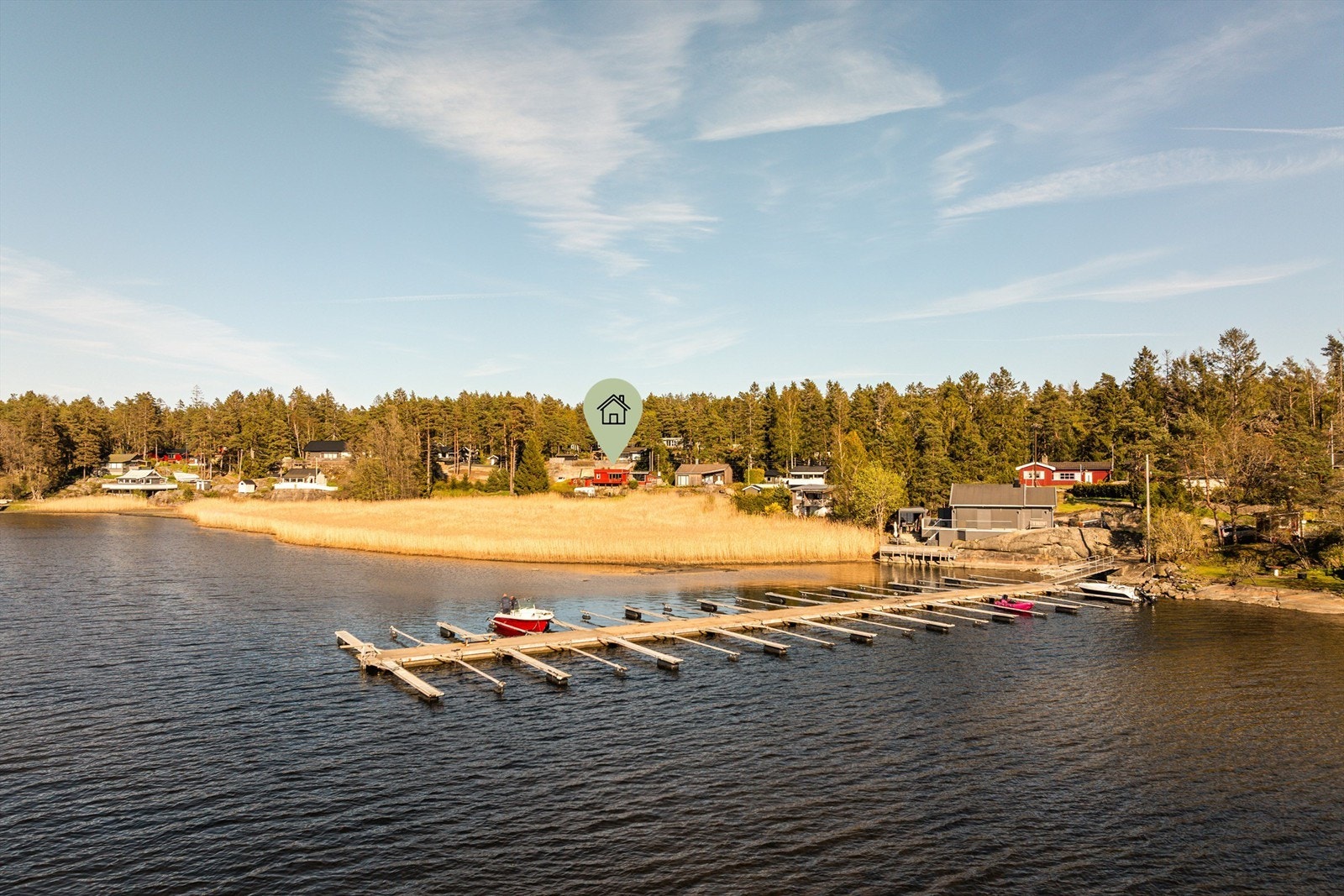 Fritidseiendommen ligger i første rekke mot Ødegårdskilen og disponerer båtplass i flytebryggen forut.
Fotograf; Kristoffer Kristiansen. Galleribilde