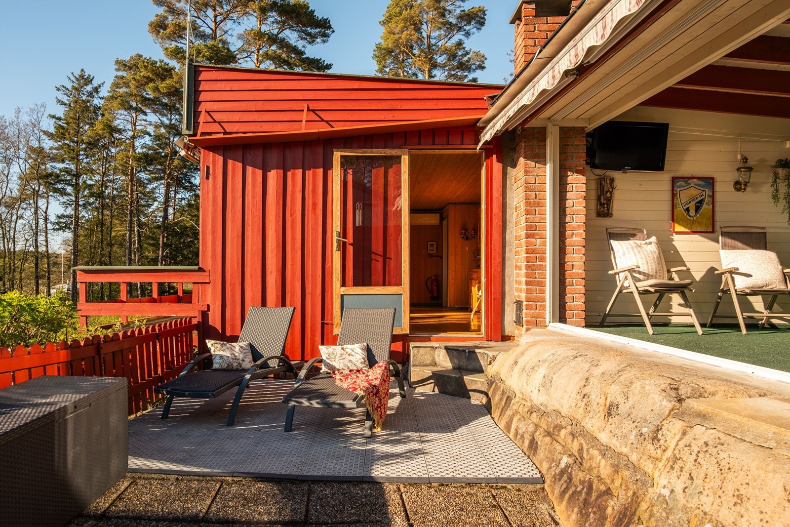 Altan, plattingen og veranda er alle henvendt mot solens gang på ettermiddag og kveld sommerstid. Galleribilde