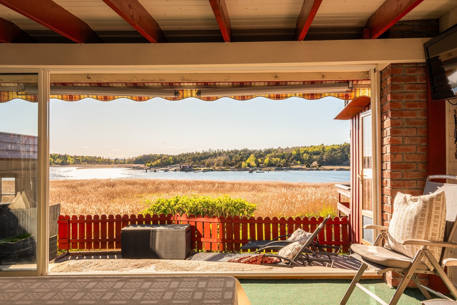 Sommerstid fylles verandaen av sol fra utpå ettermiddagene. Solskjerming oppnås enkelt med markisen i front. Galleribilde