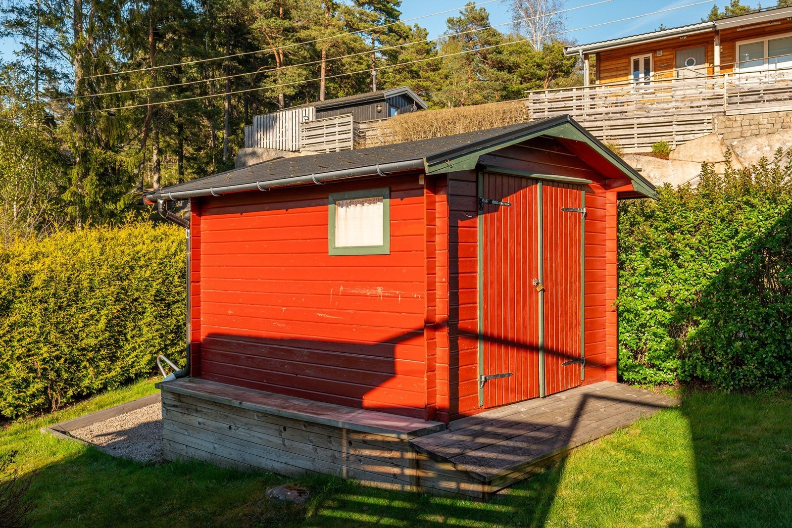 Øverst i hagen står en romslig redskapsbod hvor redskaper, sykler etc. kan oppbevares lett tilgjengelig. Galleribilde