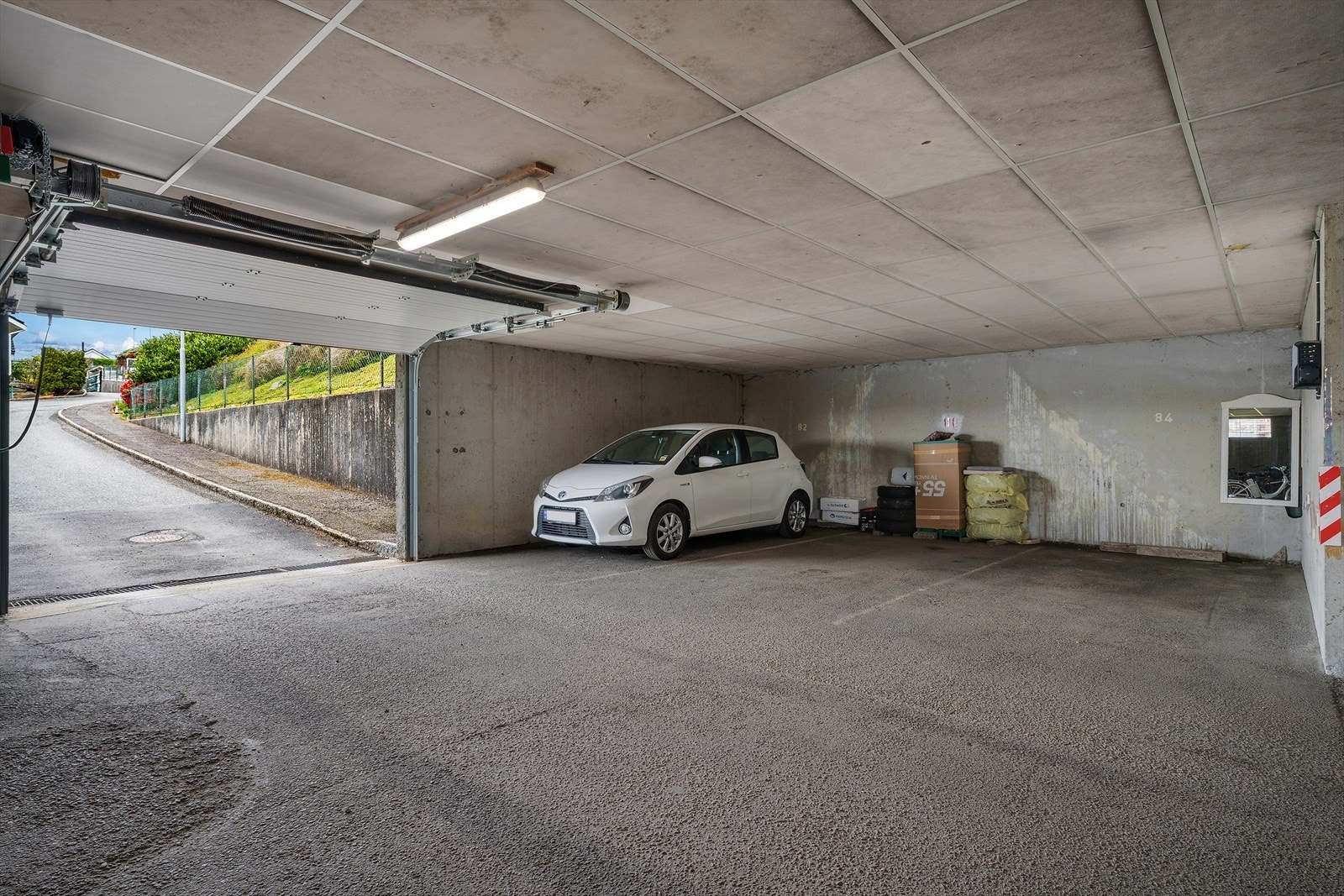- Andelen disponerer garasjeplass nr. 84 med elbil-lader på borettslagets fellesareal - Galleribilde