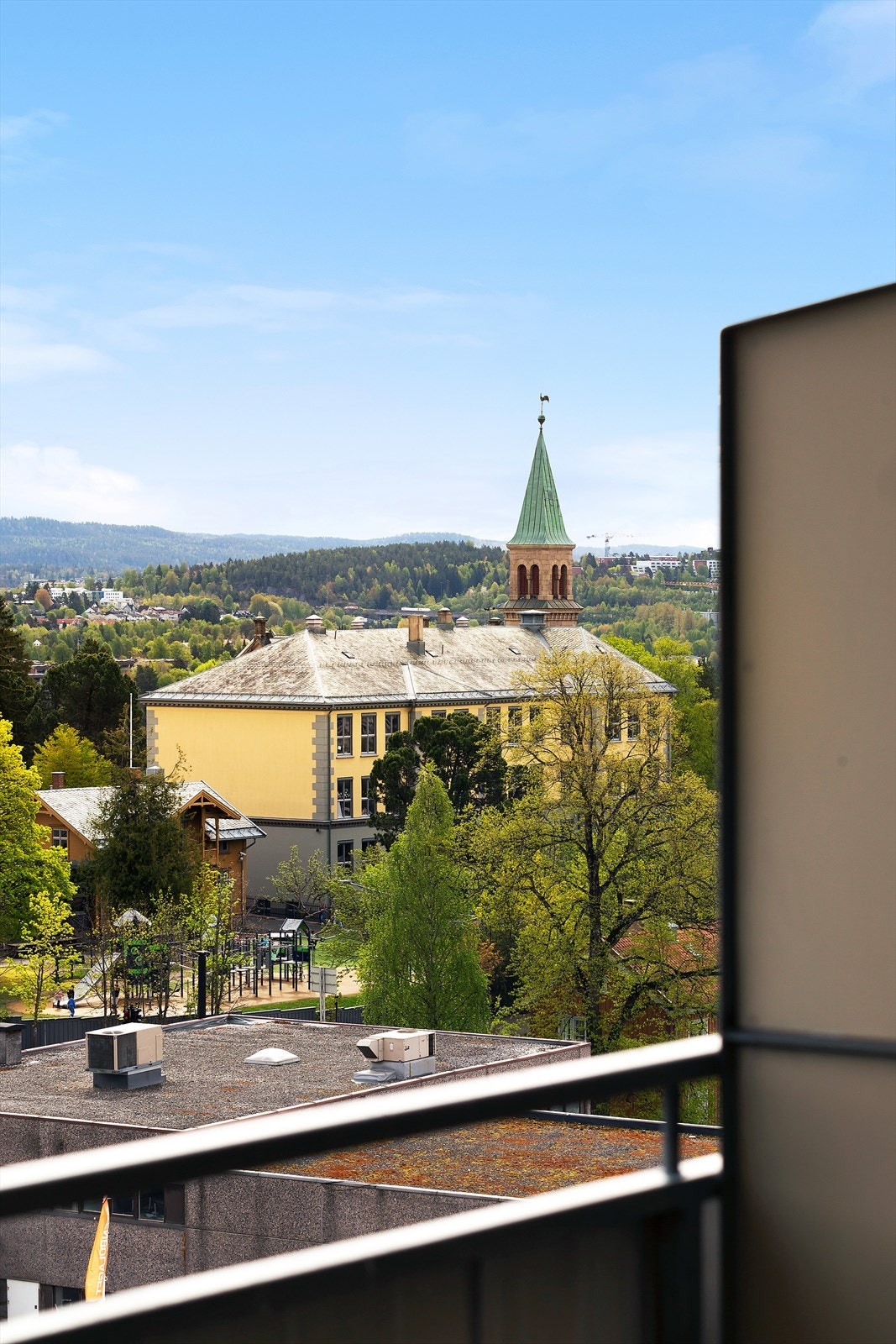 Det er utsikt mot Grorud kirke, et historisk landemerke i området. Galleribilde