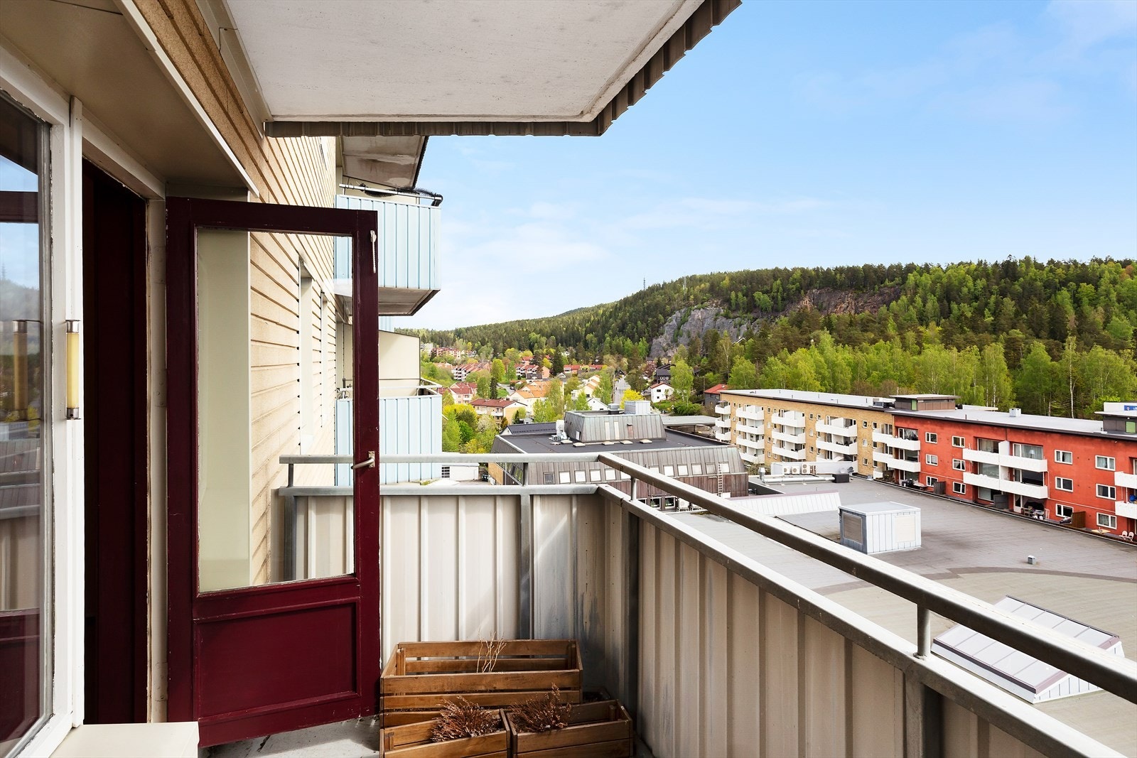 Denne leiligheten har en flott balkong på 5 m² med en god utsikt utover nærområdet. Herfra er det gangavstand til Grorud senter og kollektivknutepunkt. Galleribilde