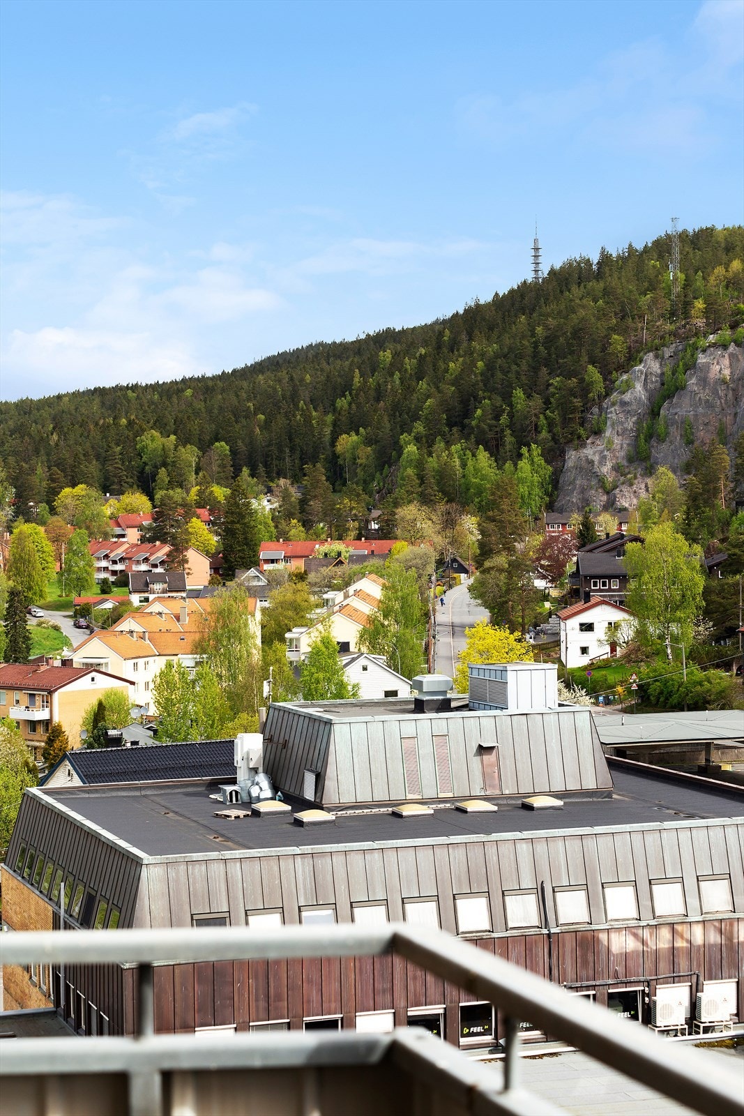 Nærheten til Lillomarka byr på et rikt tur- og friluftsliv med turstier, skiløyper og badevann. Galleribilde