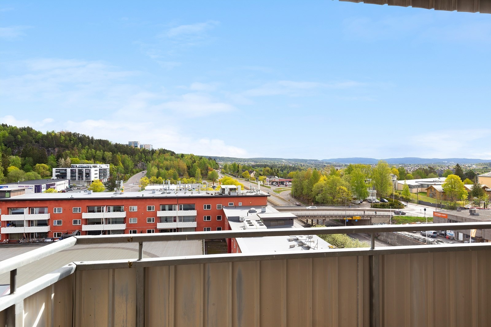 Fra stuen er det utgang til balkongen. Galleribilde