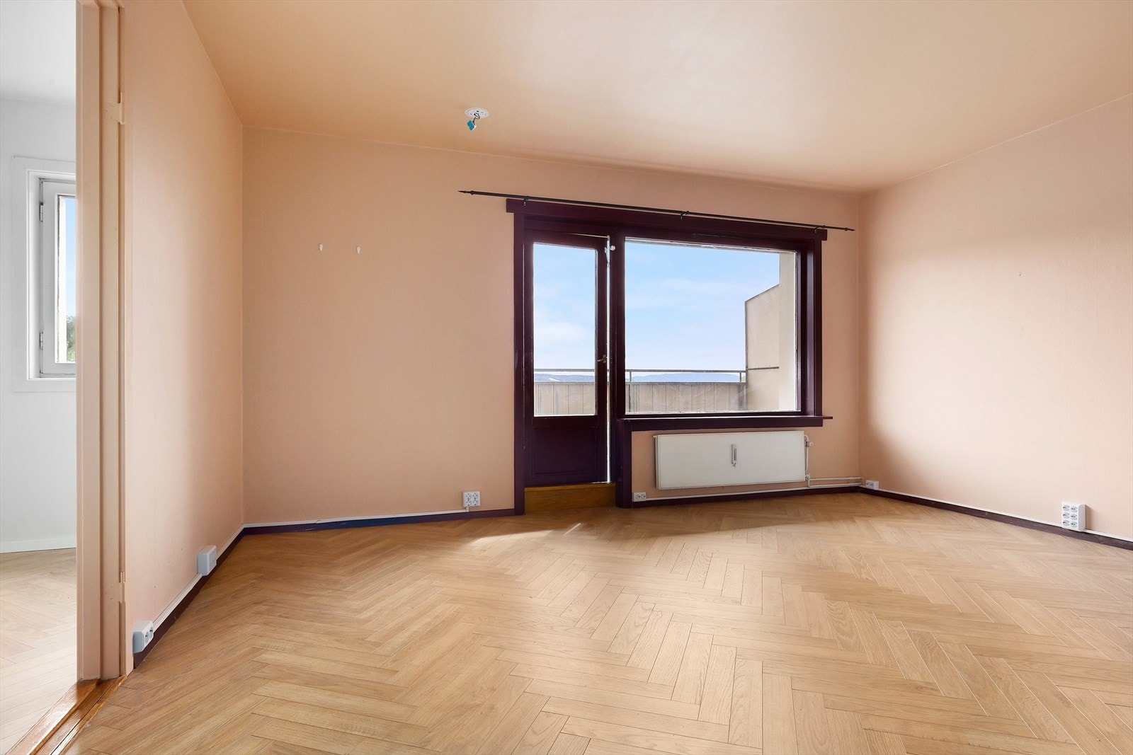 I stuen er det god plass til å innredes med sofagruppe, spisestue og mediemøbler. Galleribilde