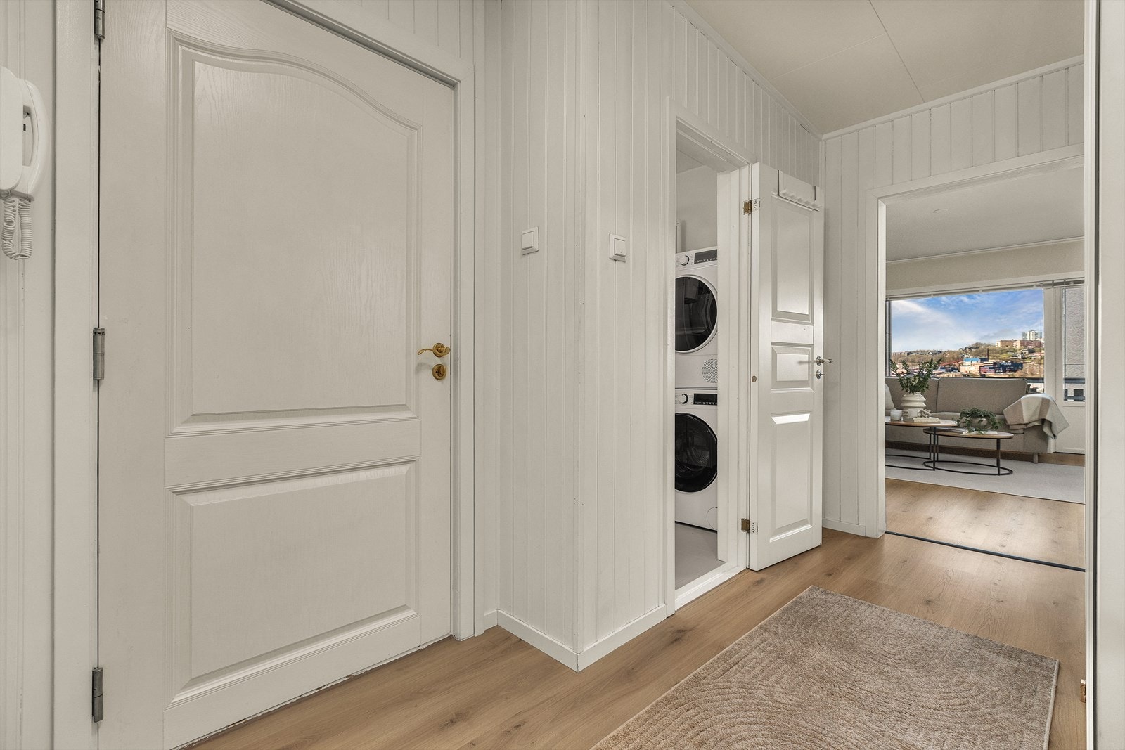 Velkommen inn i denne romslige gangen som fører videre mot bad, stue og to soverom Galleribilde