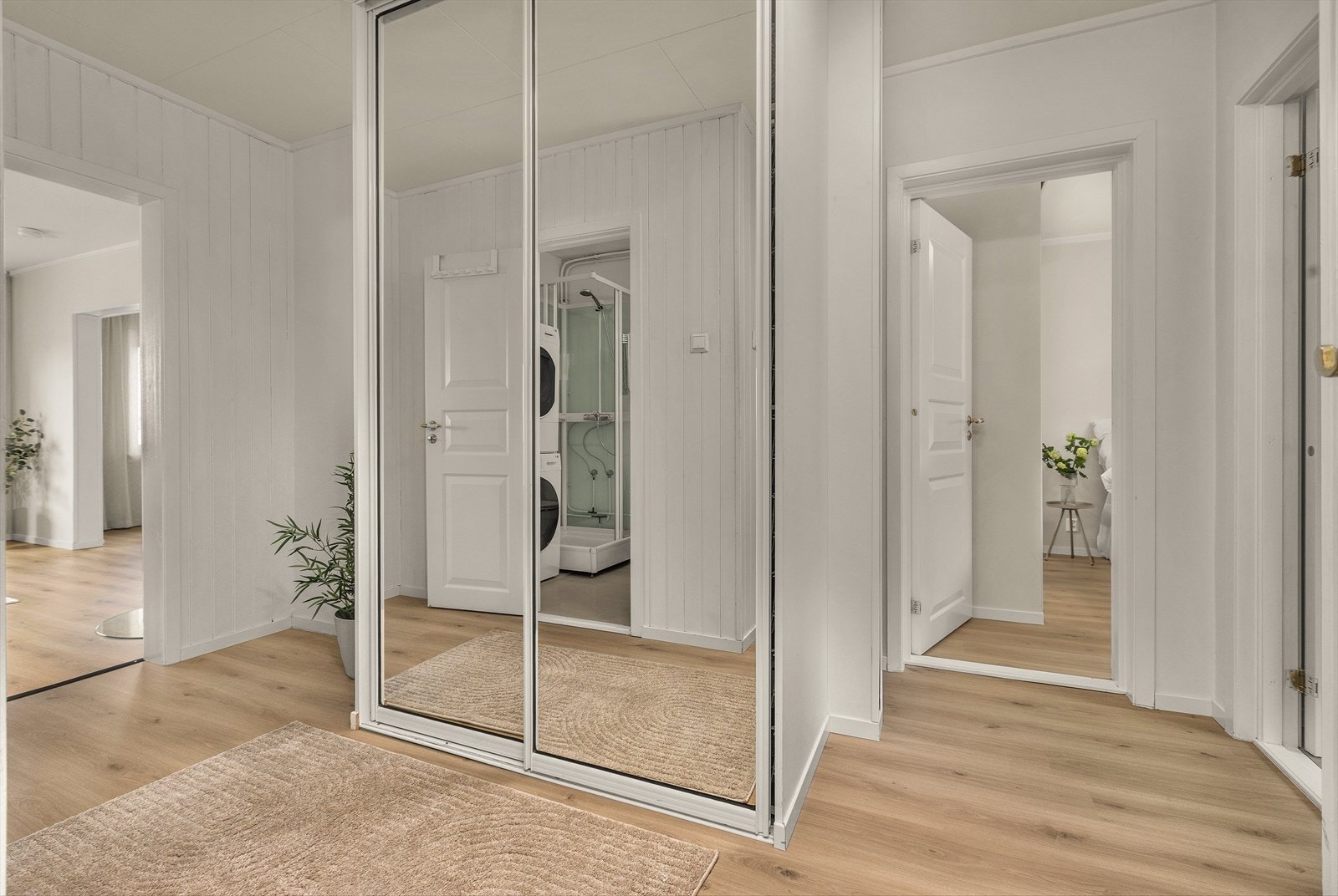 I gangen er det god plass for oppbevaring i skyvedørsgarderoben Galleribilde