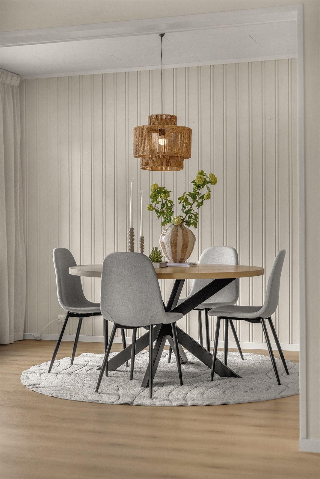 Koselig spisestue med god plass for flere gjester Galleribilde